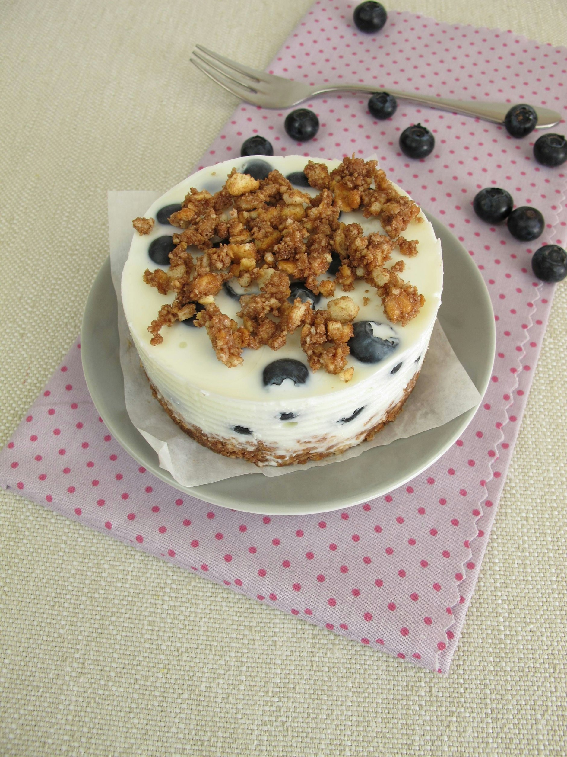 Die Blaubeer-Joghurt-Torte ohne Backen schmeckt zwar leicht, hat es aber in sich.