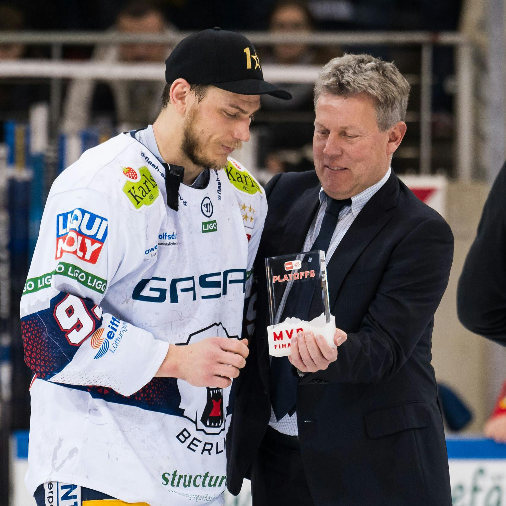 DEL-Boss Gernot Tripcke (r.) überreicht Leo Pföderl den Preis für den Final-MVP.