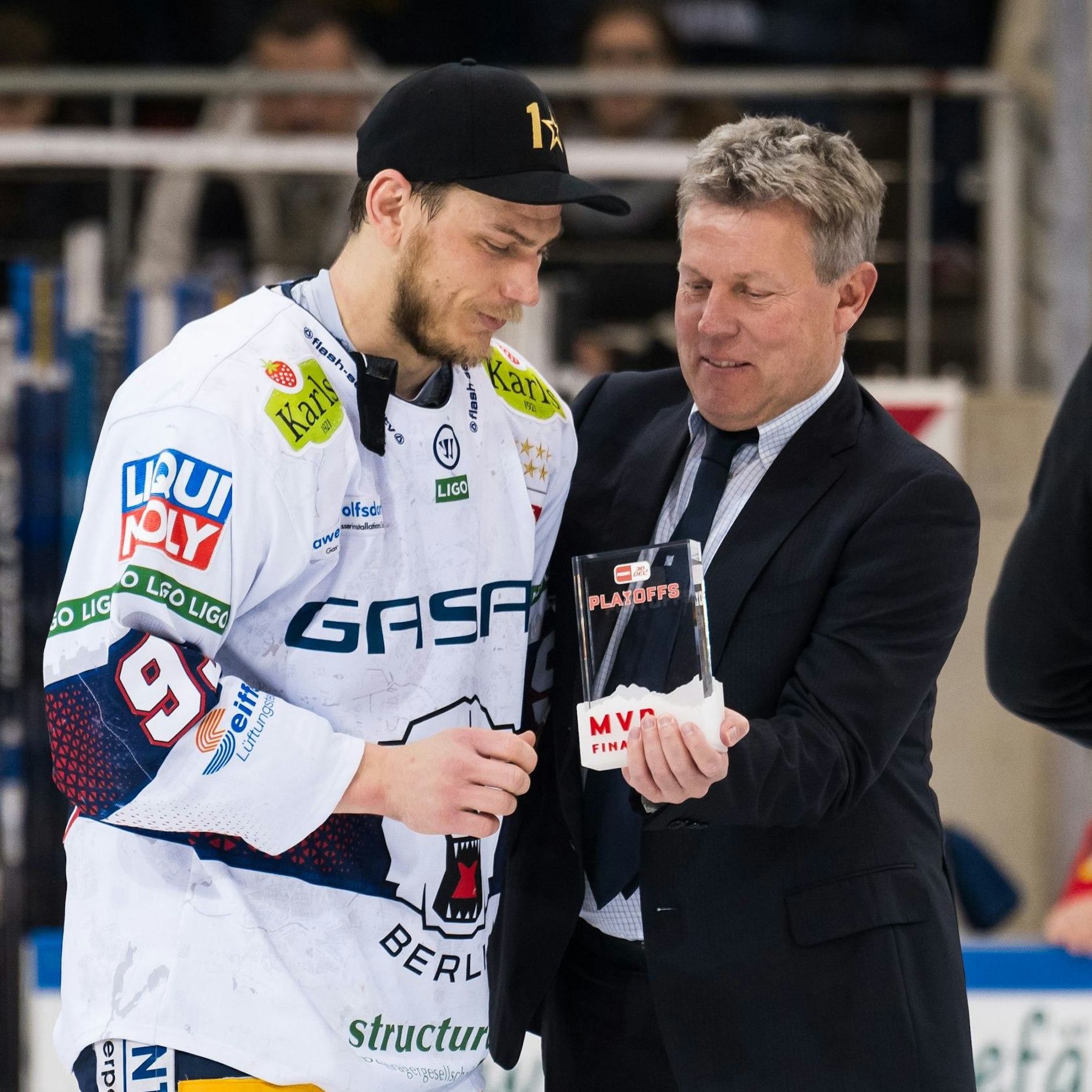 DEL-Boss Gernot Tripcke (r.) überreicht Leo Pföderl den Preis für den Final-MVP.
