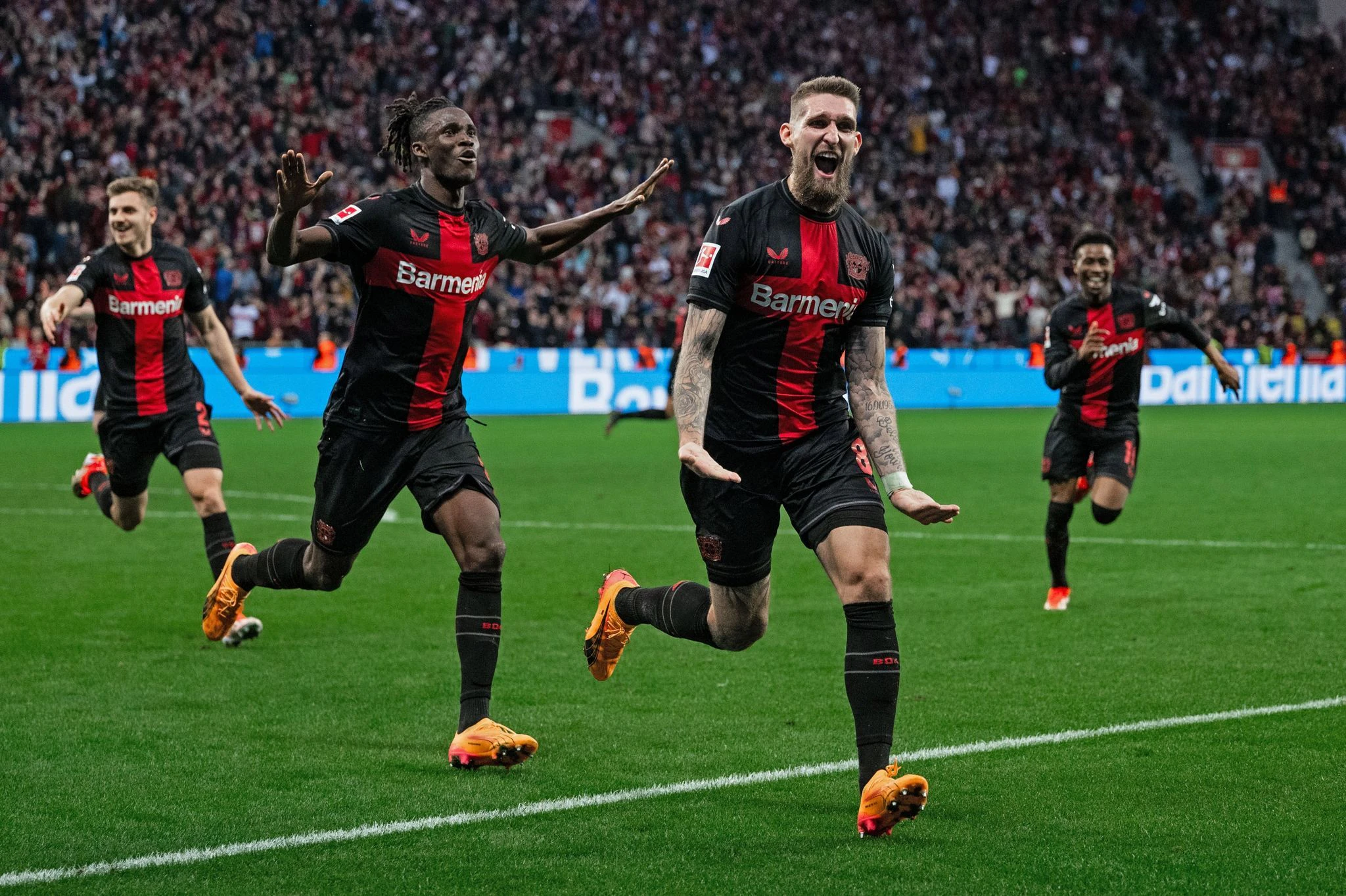 dpatopbilder - Bayer Leverkusen bleibt auch nach dem vorzeitigen Gewinn des ersten deutschen Meistertitels ungeschlagen. Gegen den Tabellendritten VfB Stuttgart kamen die Leverkusener nach einem 0:2-Rückstand noch zu einem 2:2.  
