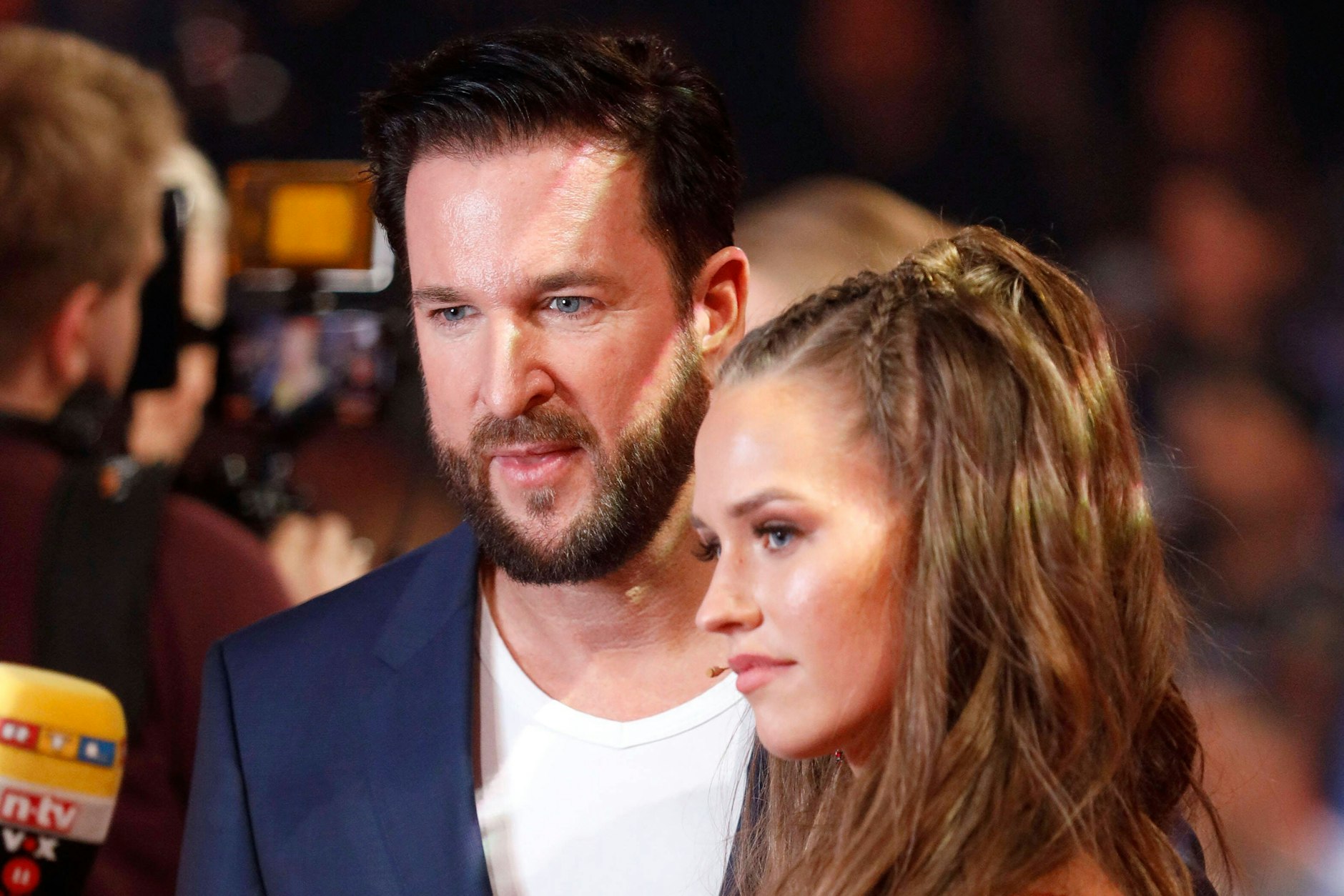 Michael Wendler und Laura Müller glauben, dass Lauras Musikvideo mit einem Shadowban belegt wurde.