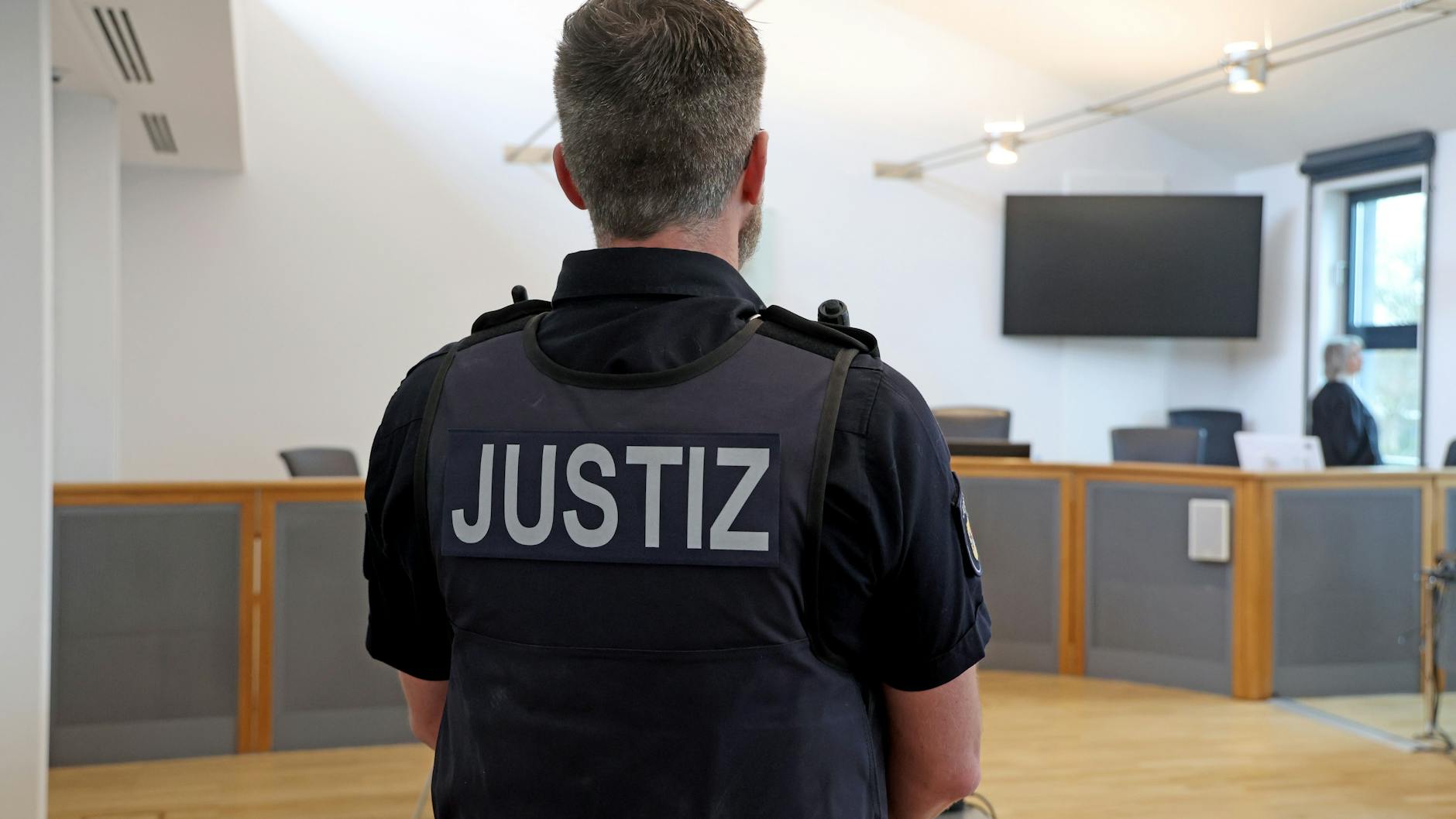Im Landgericht warten Justiz-Mitarbeiter auf den Einzug des Gerichts zum Prozessauftakt im Fall um den in Pragsdorf bei Neubrandenburg getöteten sechsjährigen Joel.