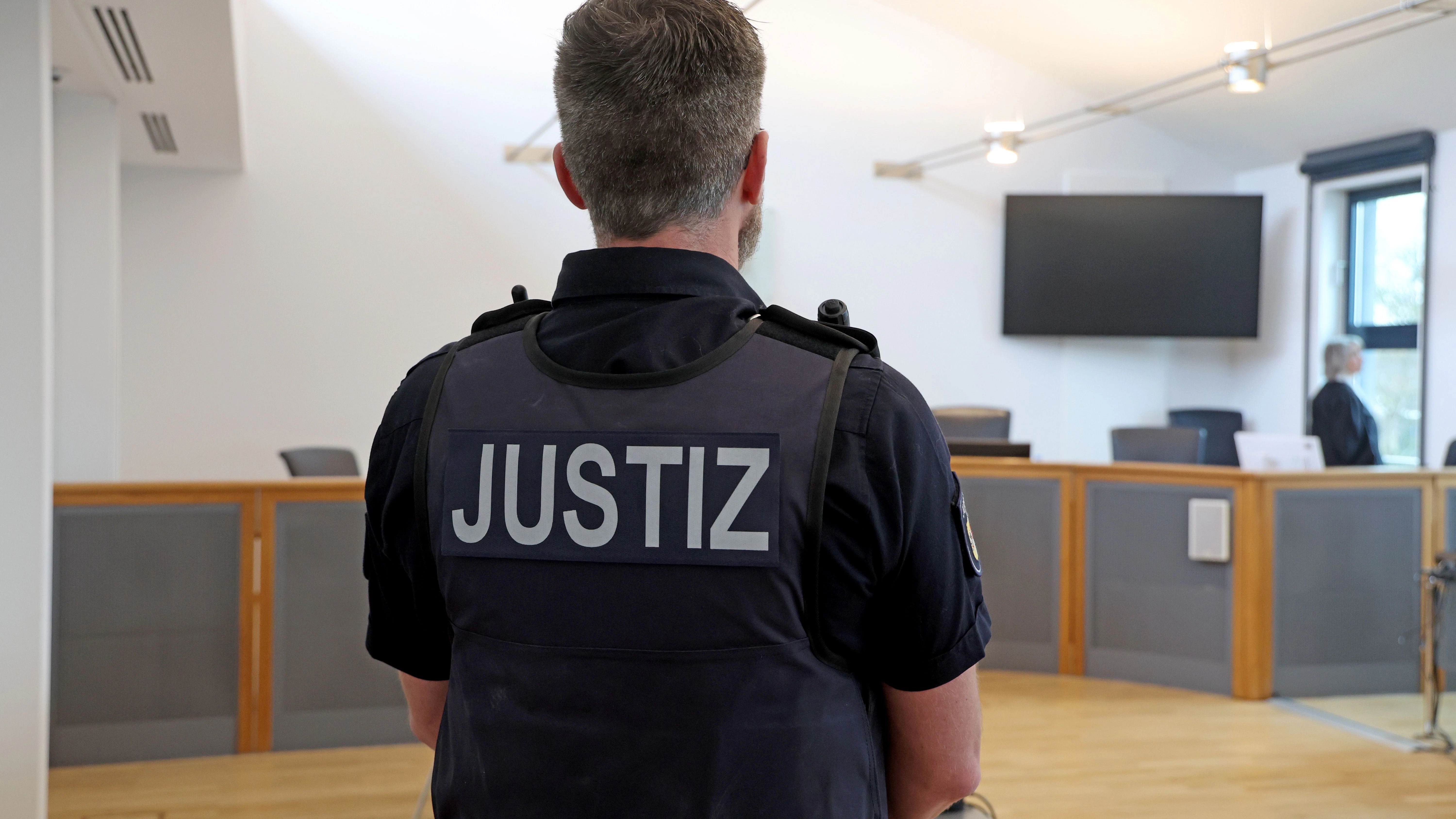 Im Landgericht warten Justiz-Mitarbeiter auf den Einzug des Gerichts zum Prozessauftakt im Fall um den in Pragsdorf bei Neubrandenburg&nbsp;getöteten sechsjährigen Joel.