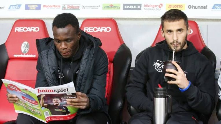 RB-Leipzig-Star Marcello Saracchi (r.) brachte den Schlank-Tee aus Mate in die Bundesliga, er trinkt ihn vor den Spielen.