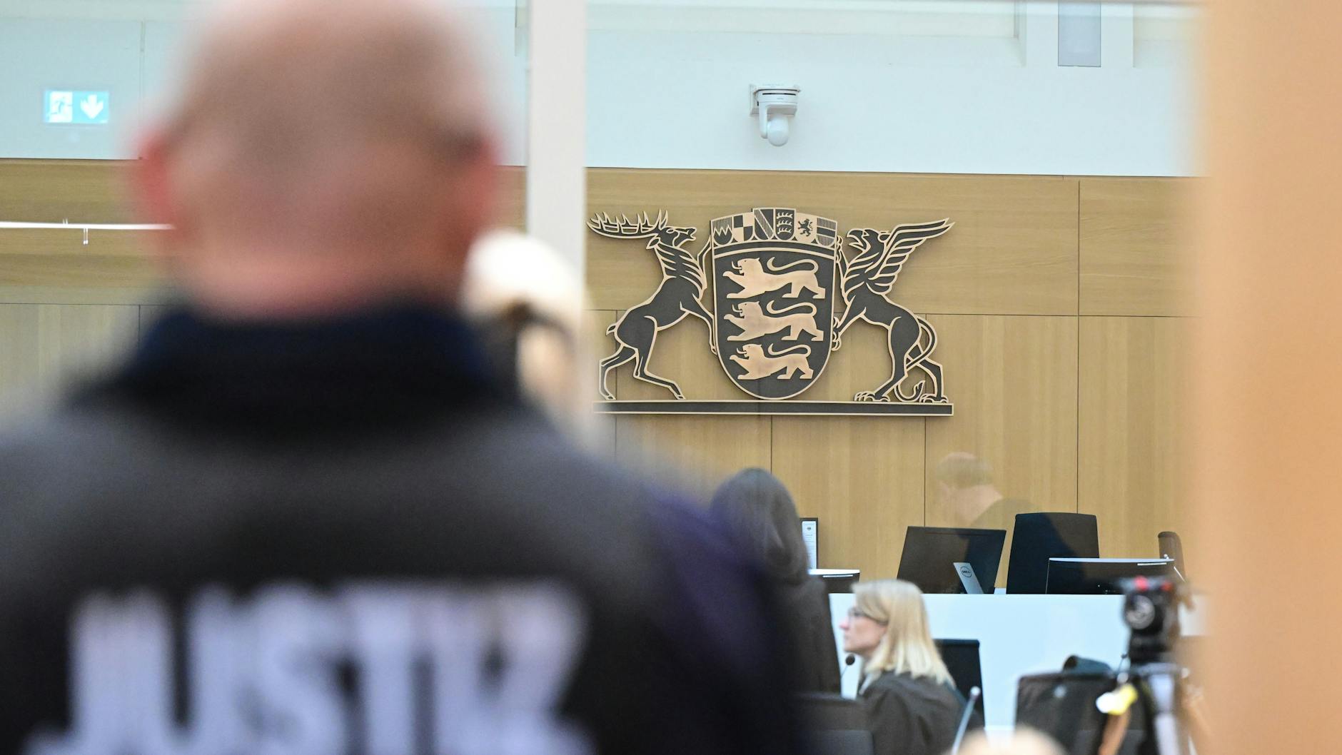 Ein Justizbeamter steht im Gerichtssaal in Stuttgart-Stammheim beim Beginn eines Prozesses um Reichsbürger, die mutmaßlich einen Umsturz in Deutschland geplant haben sollen.