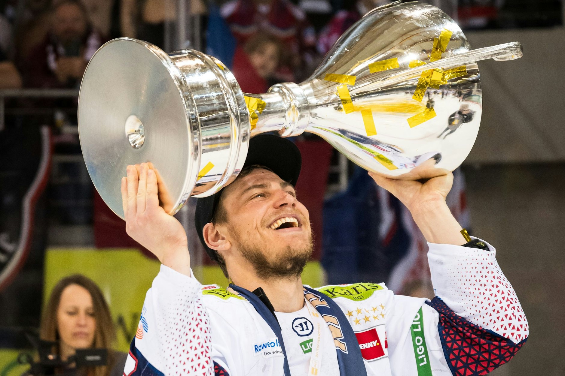 Leo Pföderl stemmt in Bremerhaven den Meisterpokal. Das macht der Eisbären-Stürmer bestimmt auch am Mittwoch auf dem Uber-Platz.