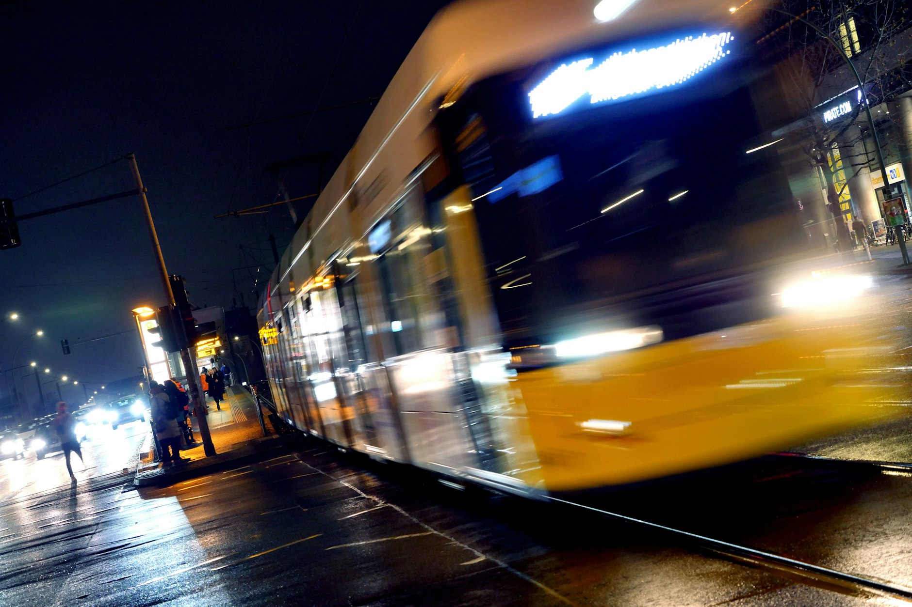 Ein Ukrainer ist am Sonntagabend in einer Berliner Tram angegriffen und verletzt worden.
