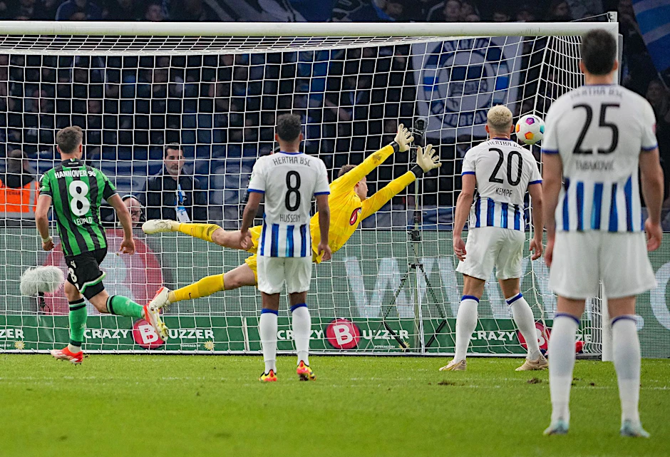 Enzo Leopold (l) von Hannover schiesst per Kopfball den Ausgleich zum 1:1.  