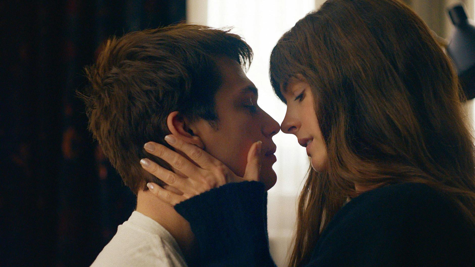 Anne Hathaway mit Nicholas Galitzine in ihrem neuen Film „Als du mich sahst“.