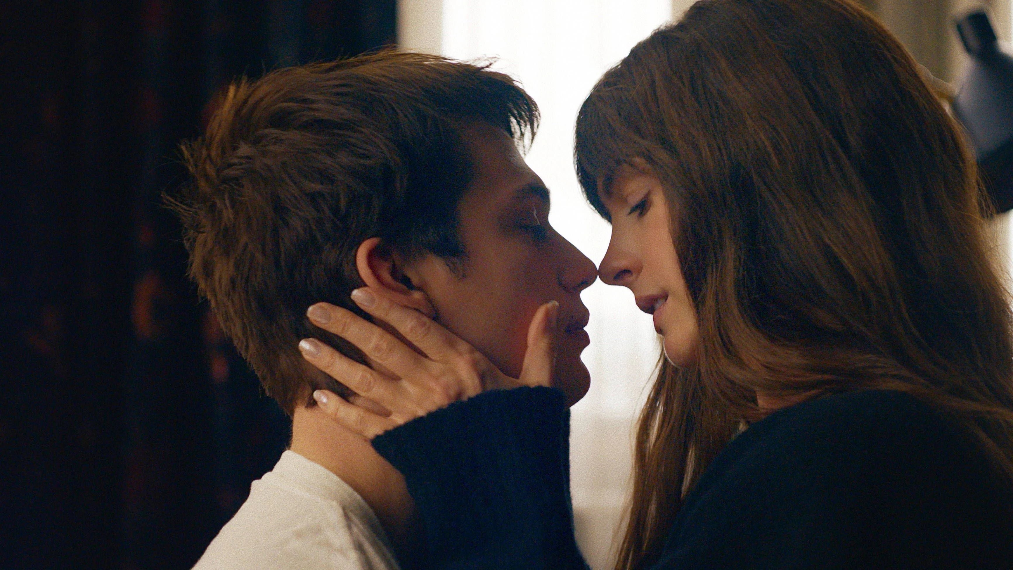 Anne Hathaway mit Nicholas Galitzine in ihrem neuen Film „Als du mich sahst“.