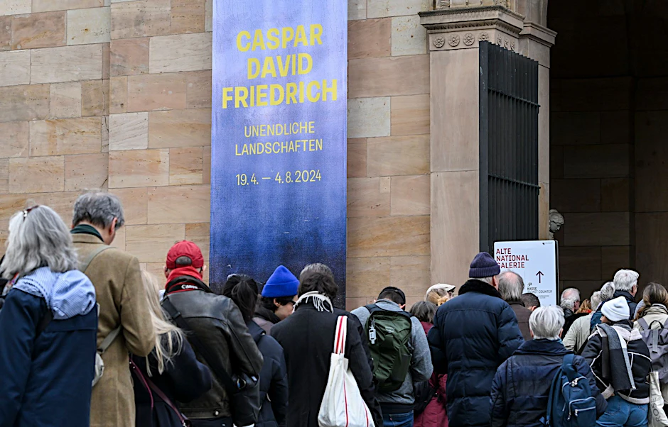 PRODUKTION - Zahlreiche Besucher stehen vor der Alten Nationalgalerie, um die Ausstellung "Caspar David Friedrich.  