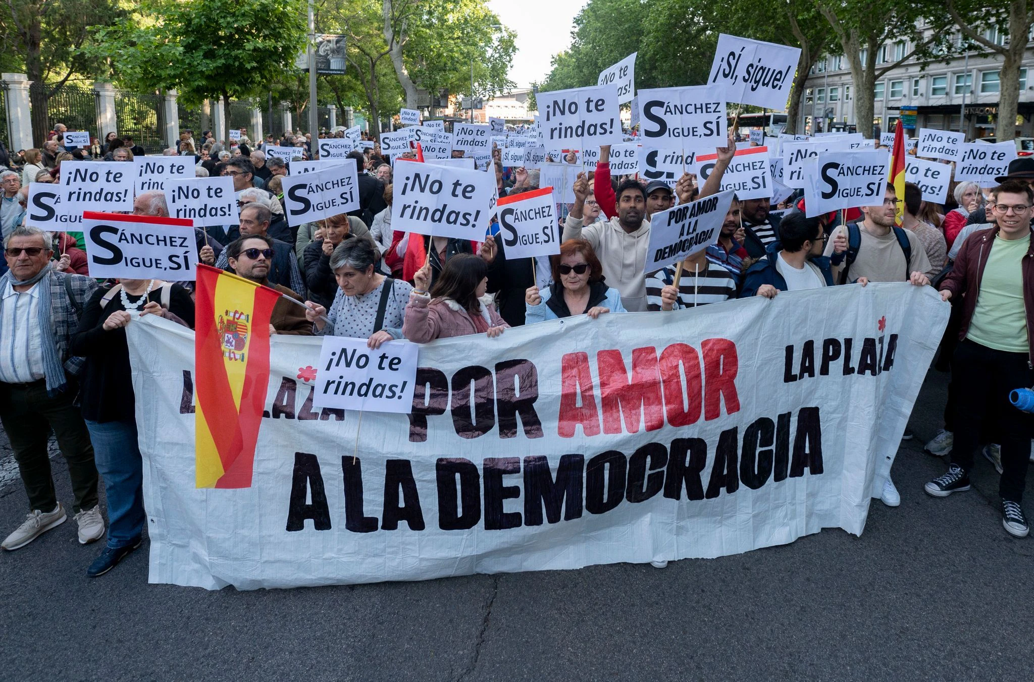 Tausende Spanier und Spanierinnen gingen in Madrid auf die Straße, um ihre Unterstützung für Spaniens Ministerpräsident Pedro Sánchez auszudrücken. Sánchez will zu Beginn der Woche mitteilen, ob er sein Amt infolge einer Korruptionsanzeige gegen seine Ehefrau niederlegt.  