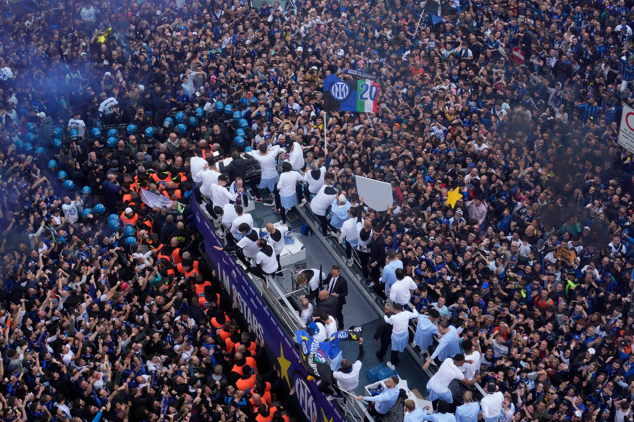 Nach dem 2:0 Heimsieg Inter Mailands gegen den FC Turin feiern Fans den 20. Meistertitel der italienischen Mannschaft.  