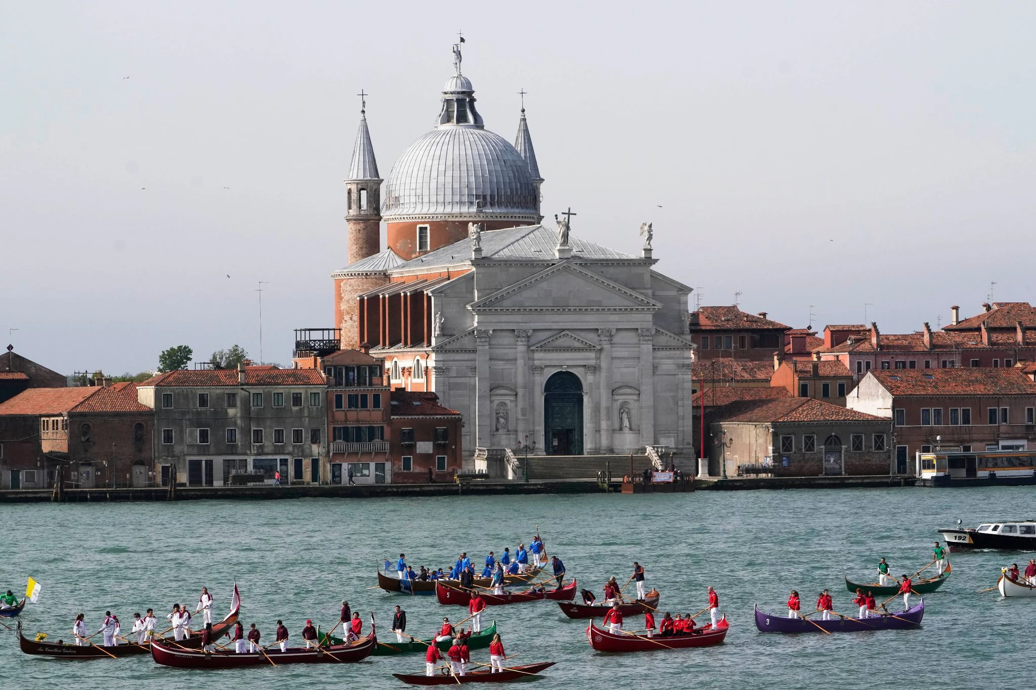 Gondoliere warten in Venedig auf die Ankunft von Papst Franziskus. Das Kirchenoberhaupt besucht erstmals die Lagunenstadt; er will dort auch den Pavillon des Vatikans auf der Kunstbiennale besuchen.  