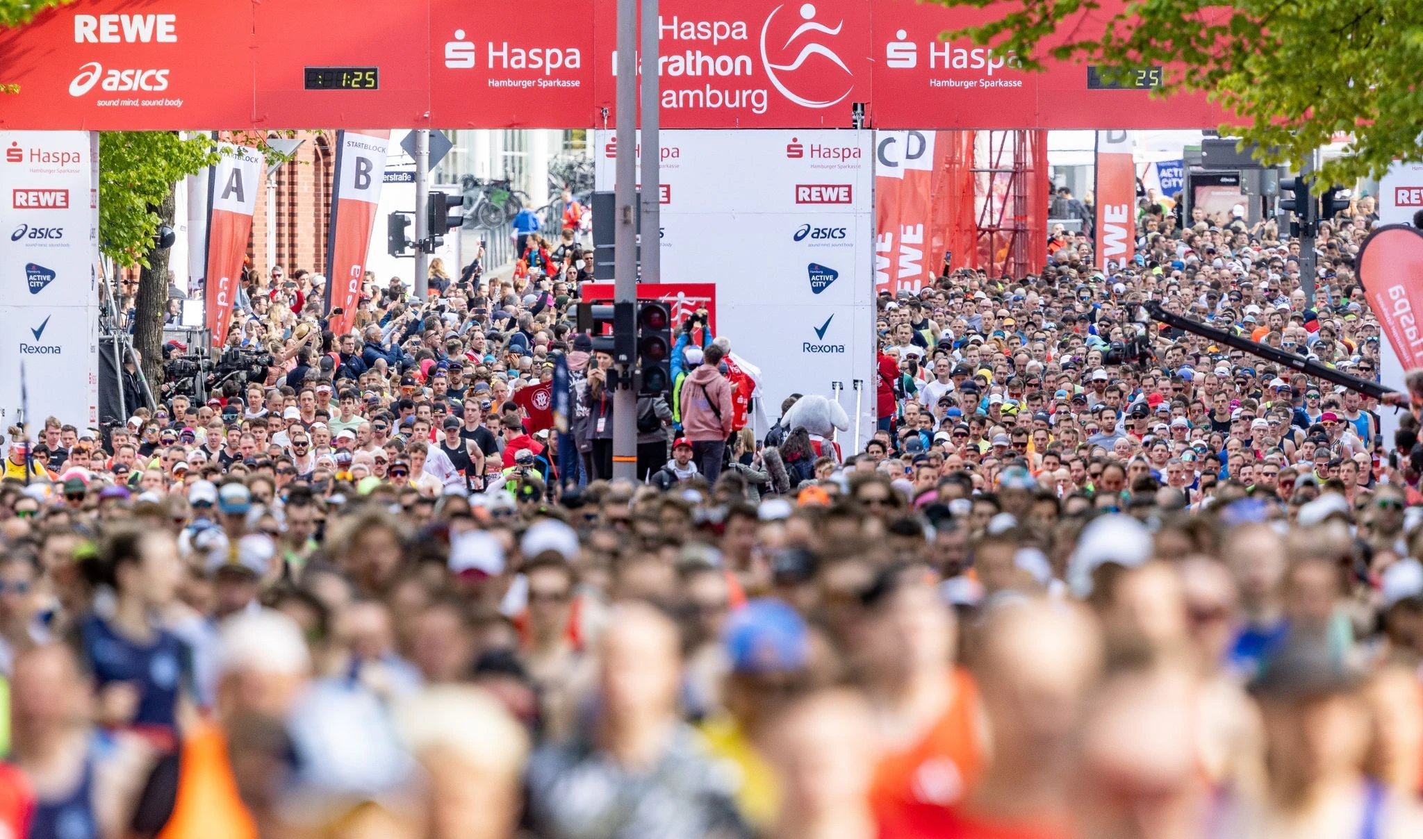 Großer Andrang: Tausende Läuferinnen und Läufer starten vor den Messehallen in Hamburg zum Marathonlauf. Vor ihnen liegen 42,195 Kilometer.  