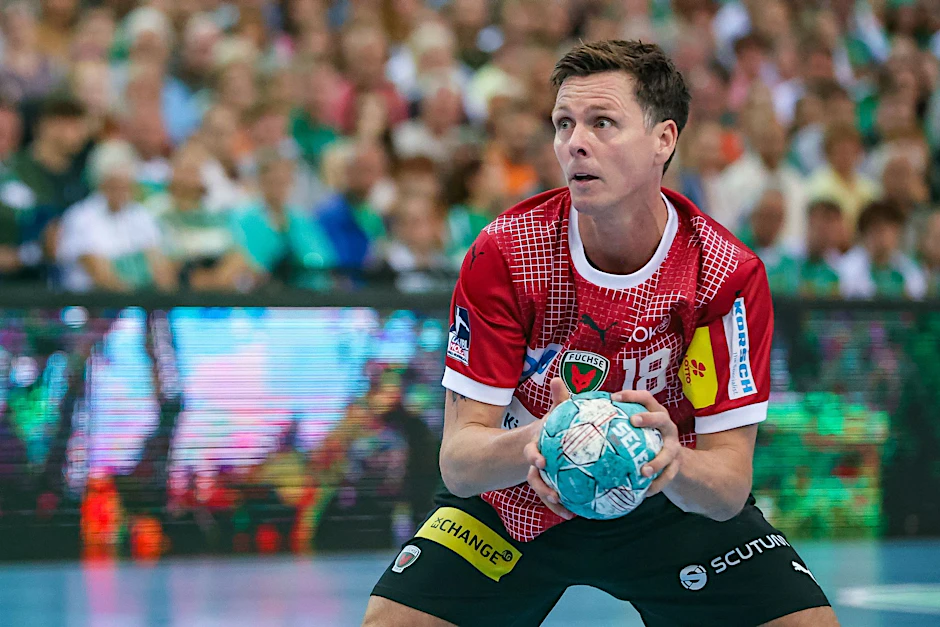 ARCHIV - Berlins Spieler Hans Lindberg wirft.  
