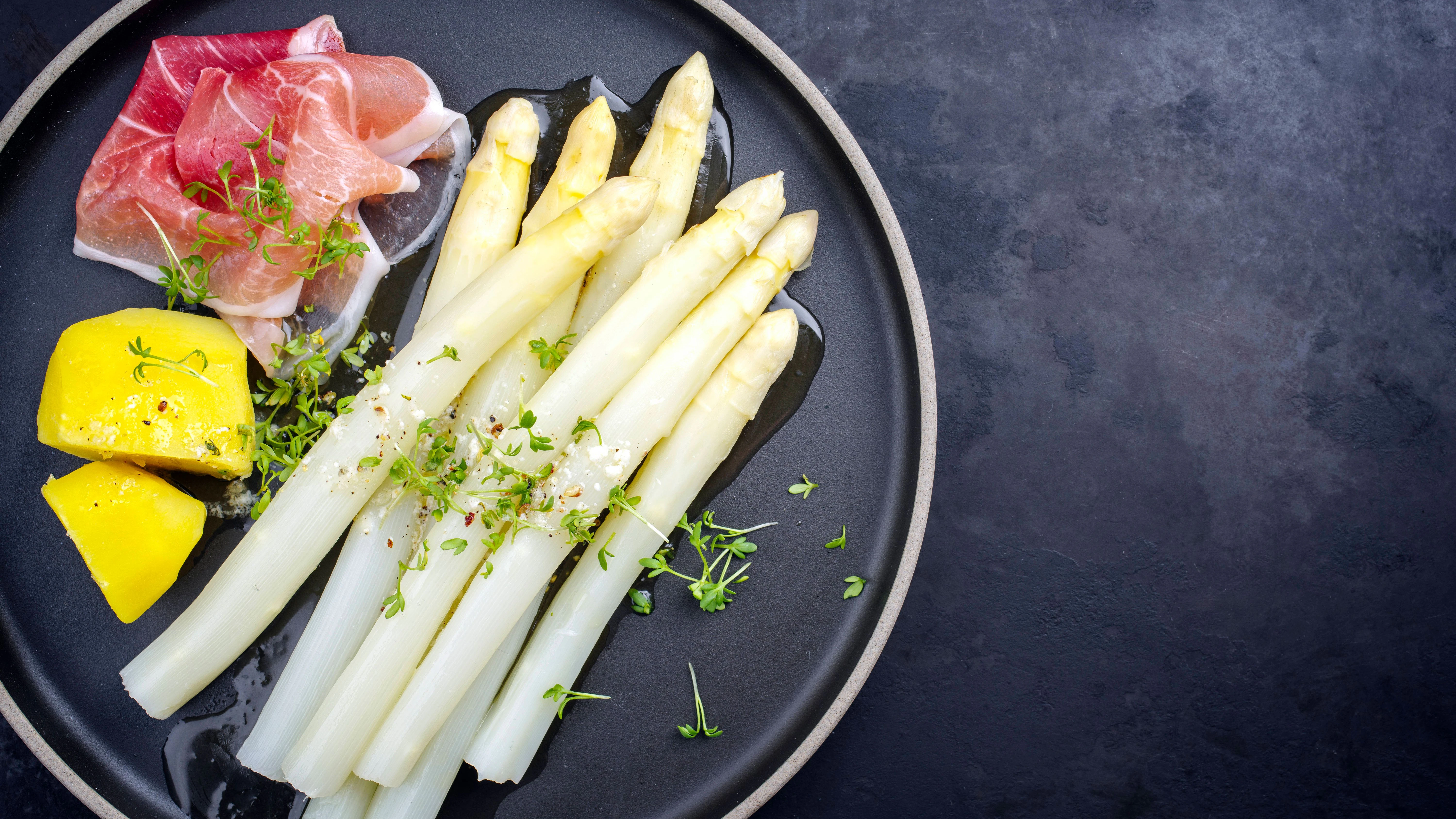Das Rezept für Spargel aus Ofen oder Heißluftfritteuse sorgt für den besten Geschmack.