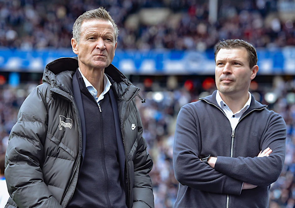 Geschäftsführer Tom Herrich und Sportdirektor Benjamin Weber (r.) suchen bei Hertha BSC den Cheftrainer für die neue Saison.