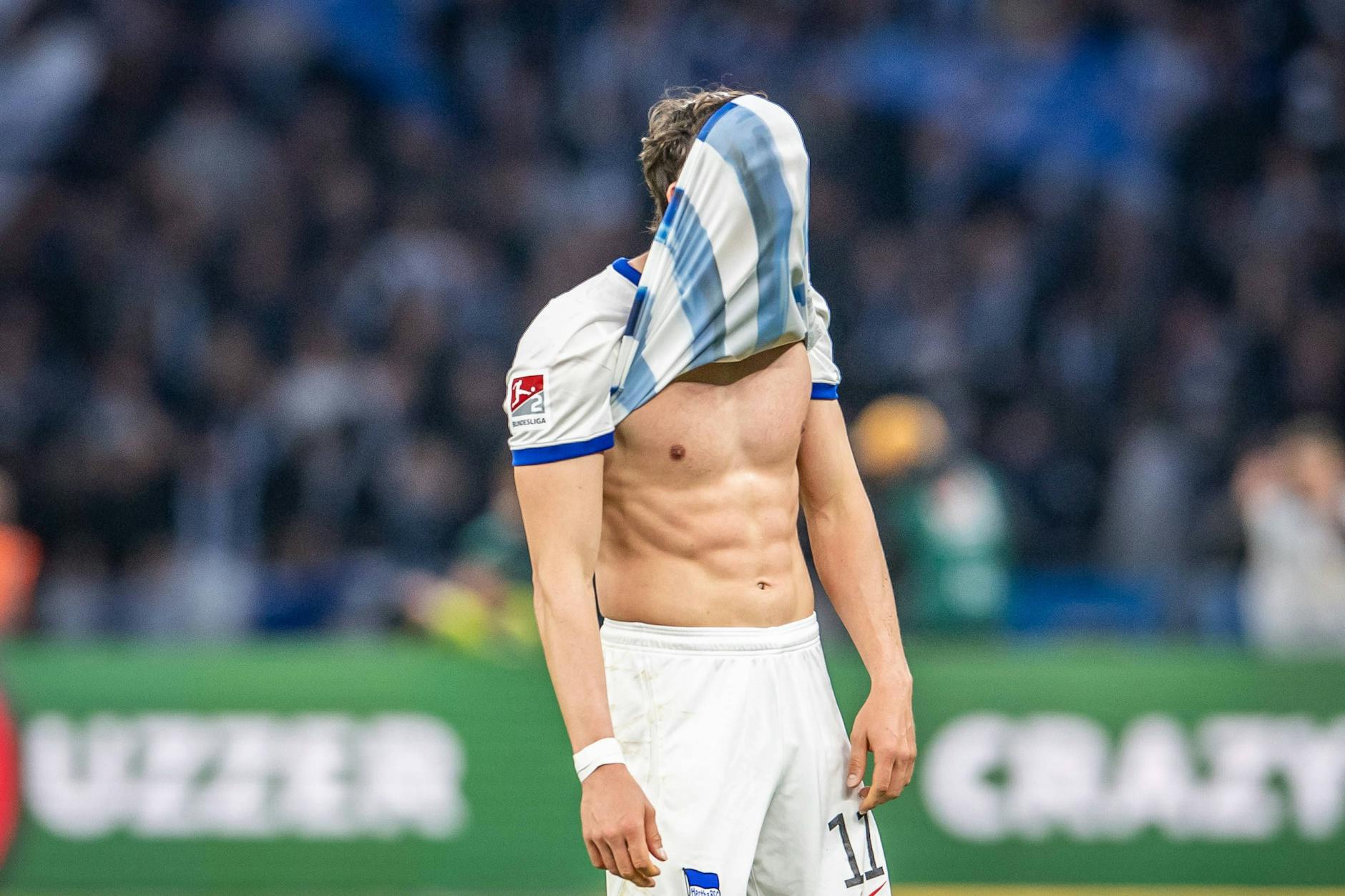 Zum Heulen: Fabian Reese schiebt nach dem 1:1 von Hertha BSC gegen Hannover 96 Frust. 