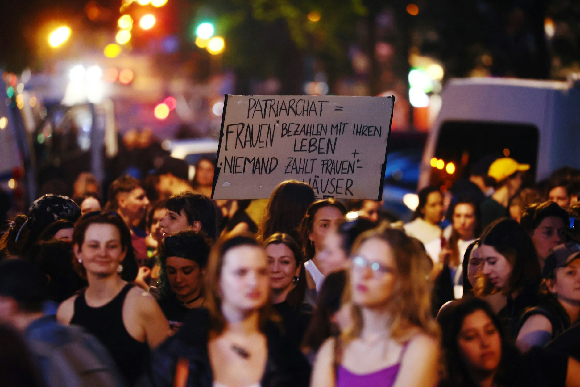 Die „Flinta-Demo“ setzt sich in Bewegung. Männer sind ausdrücklich nicht erwünscht.