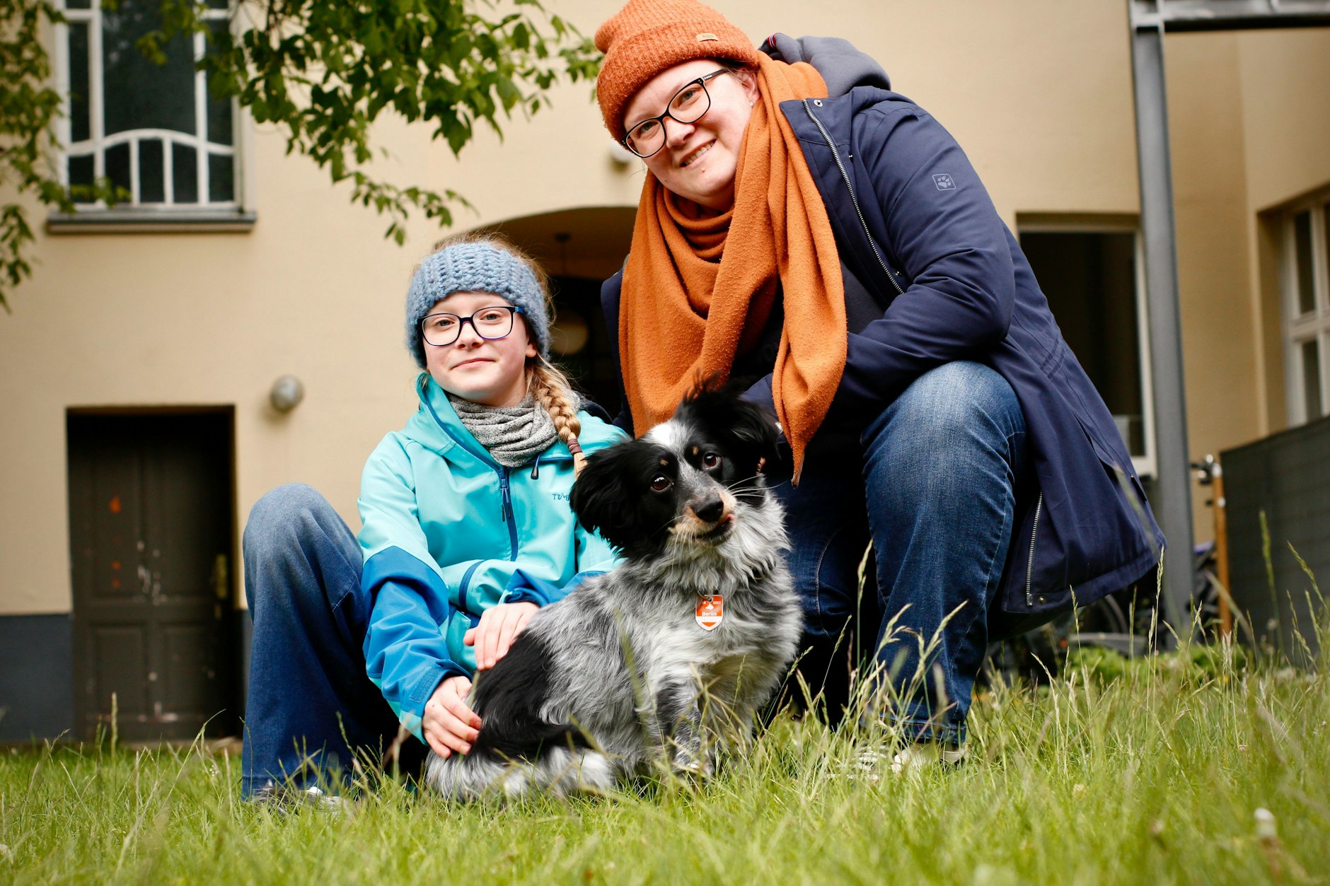 Redakteurin Dajana Rubert, Tochter Ruby (9) mit ihrem Hund Billy