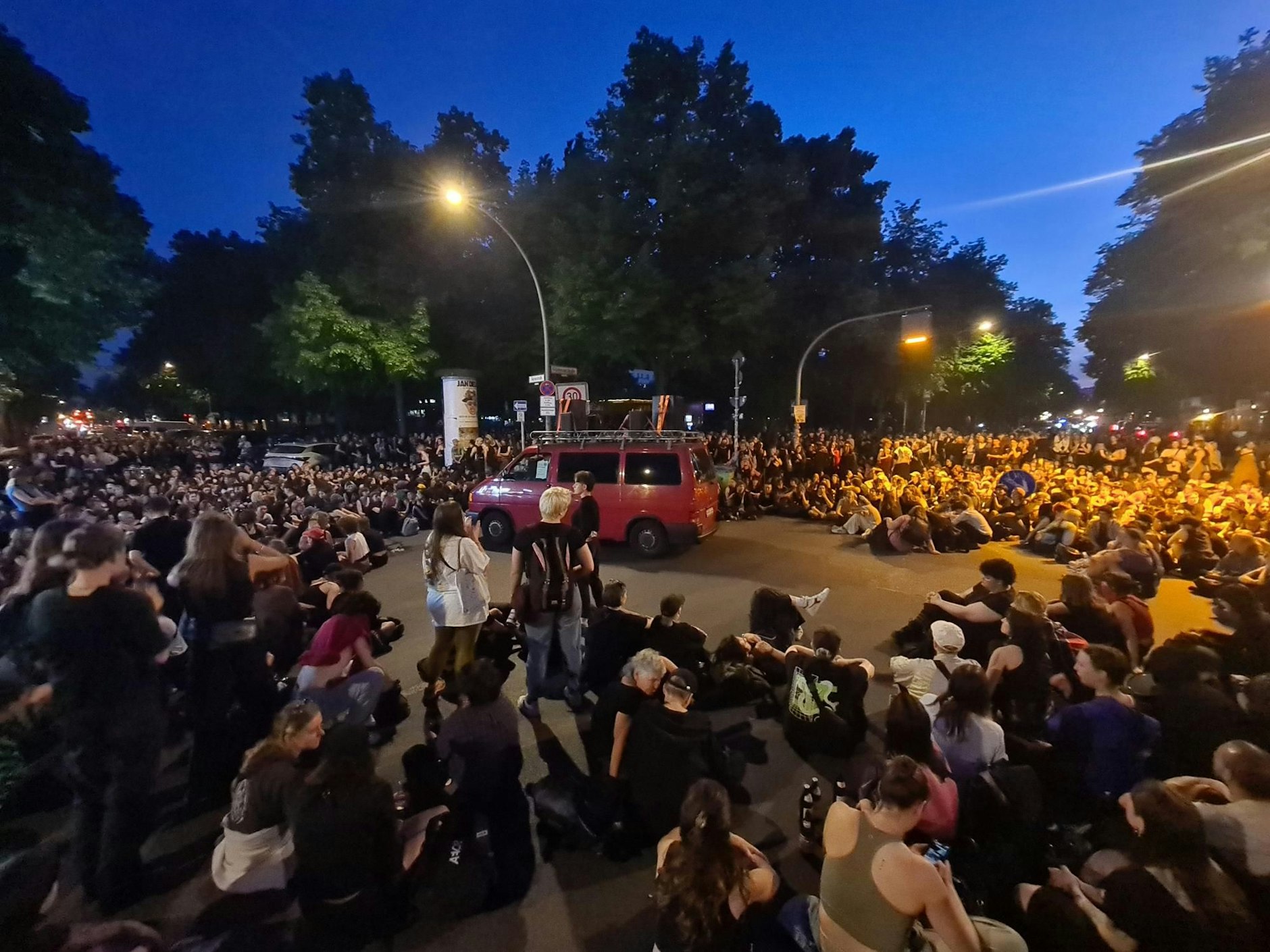 Auftaktkundgebung der Demonstration „Take Back The Night“. In Redebeiträgen geht es um den Kampf gegen das Patriarchat.