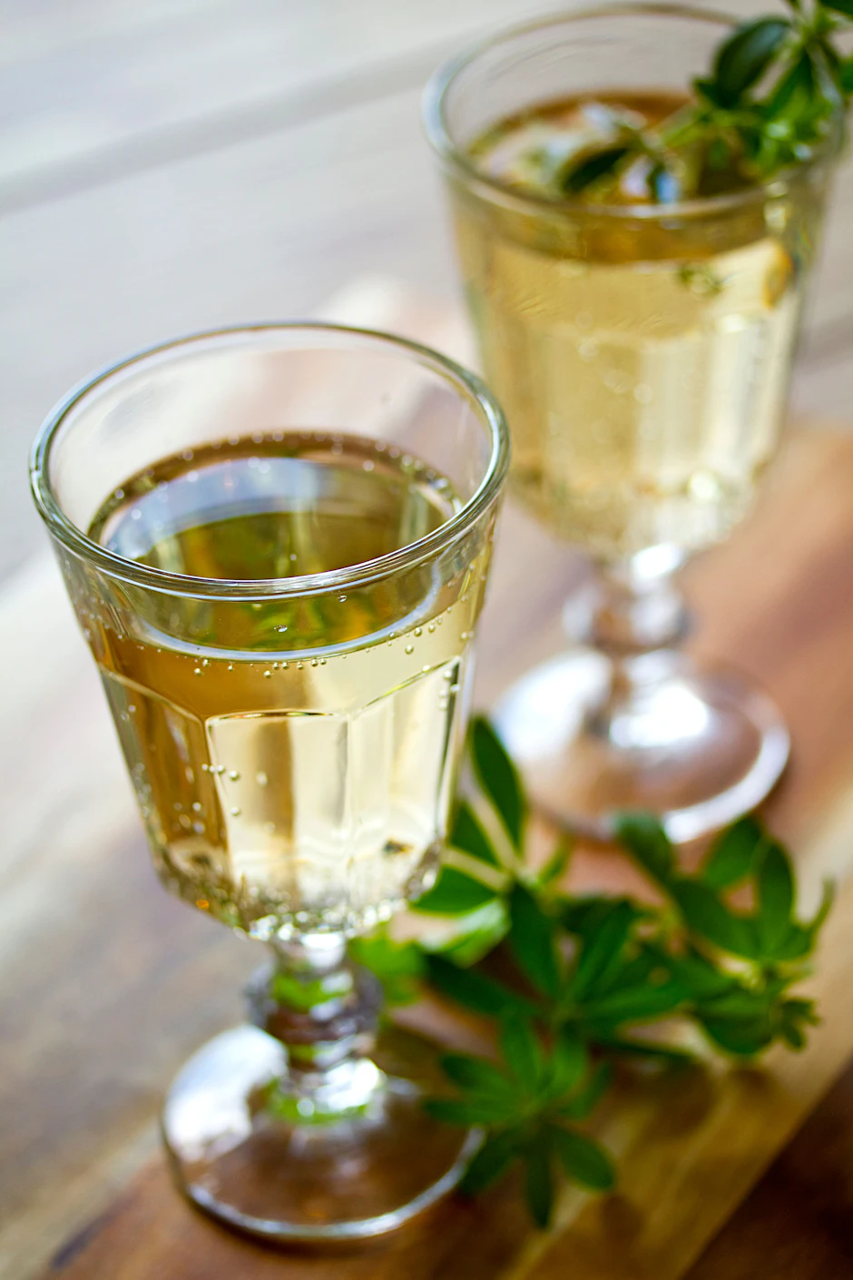 Maibowle mit Waldmeister – ein echter Frühlingsklassiker!