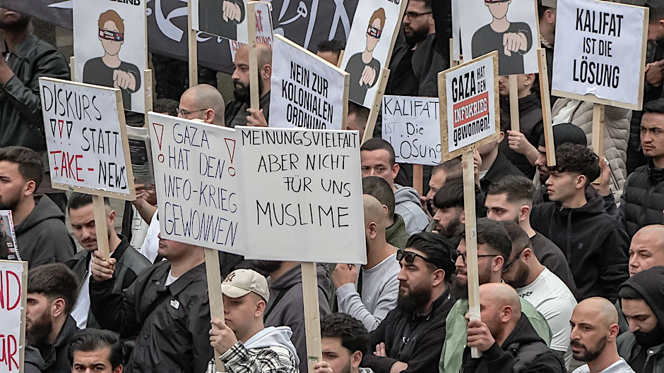 Sie lehnen die Bundesrepublik Deutschland ab und wollen stattdessen einen islamischen Gottesstaat: Islamisten rund um die Gruppe Muslim Interaktiv in Hamburg