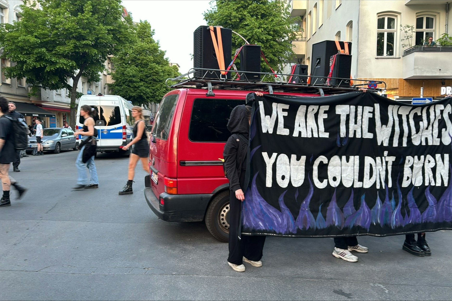An&nbsp;Grünberger Straße/ Gärtnerstraße versammeln sich erste Demonstranten.&nbsp;