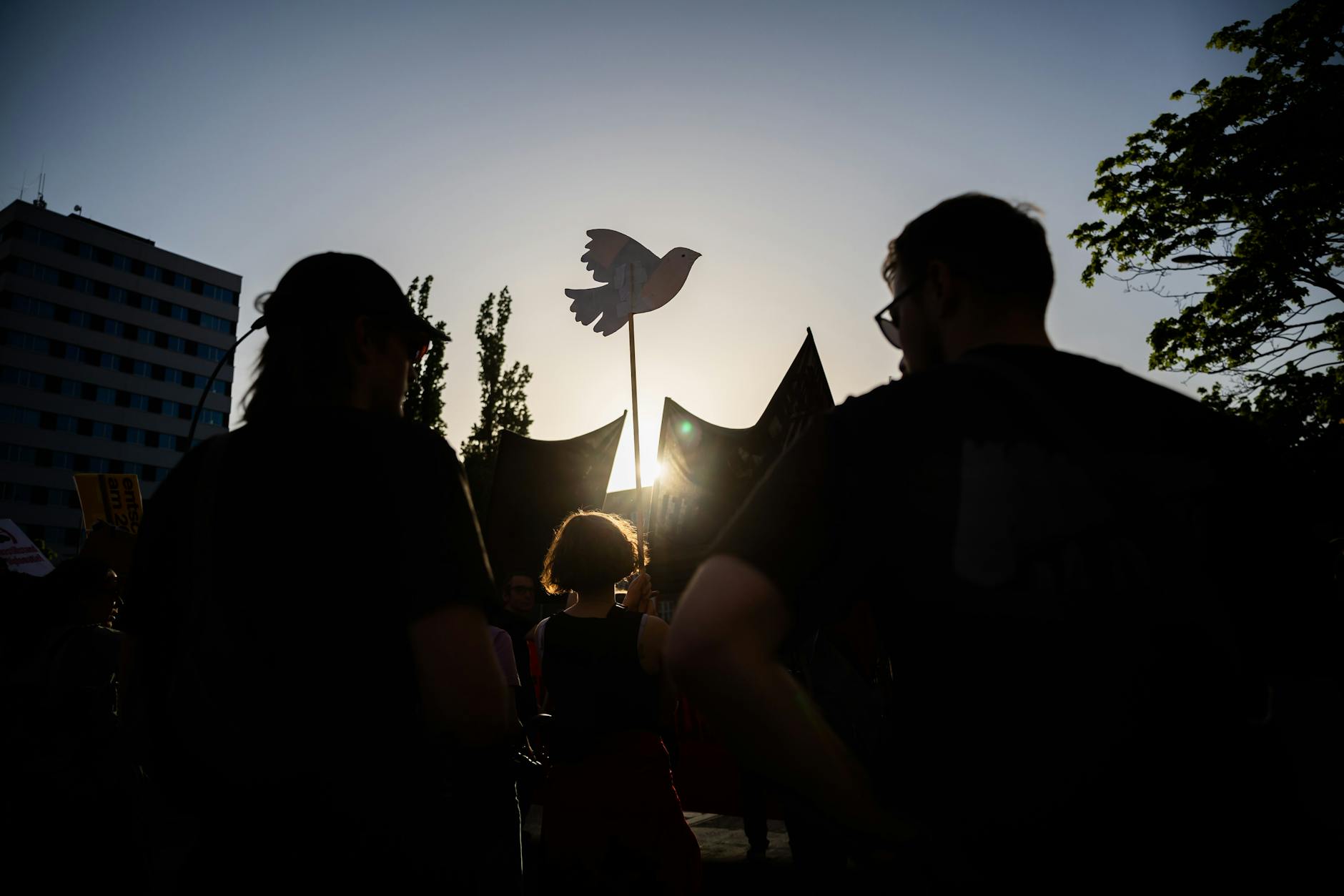 Friedenstaube über den Köpfen der Berliner Demonstranten