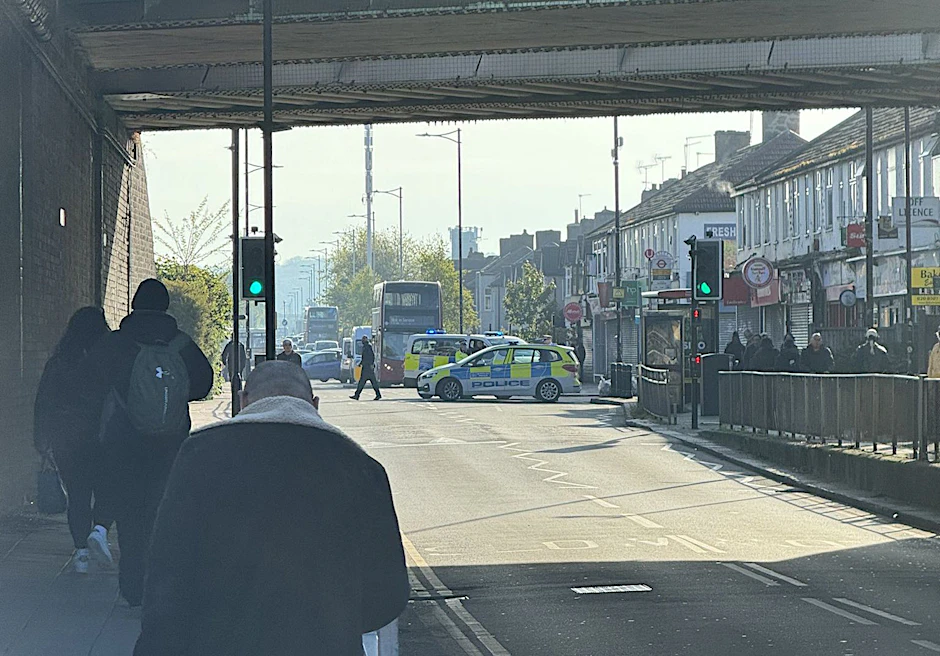 Im Londoner Berufsverkehr hat ein Mann mehrere Menschen mit einem Samuraischwert attackiert und verletzt.