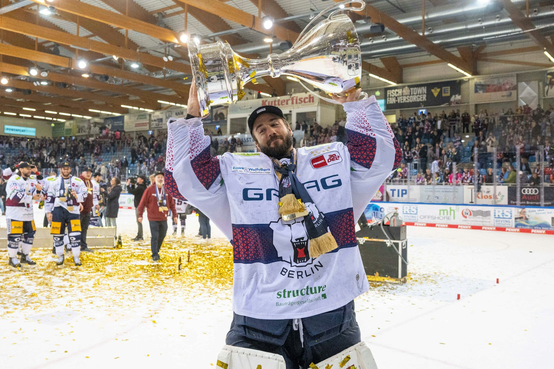 EHC-Goalie Jake Hildebrand freut sich bereits auf die Meisterparty auf dem Uber-Platz.