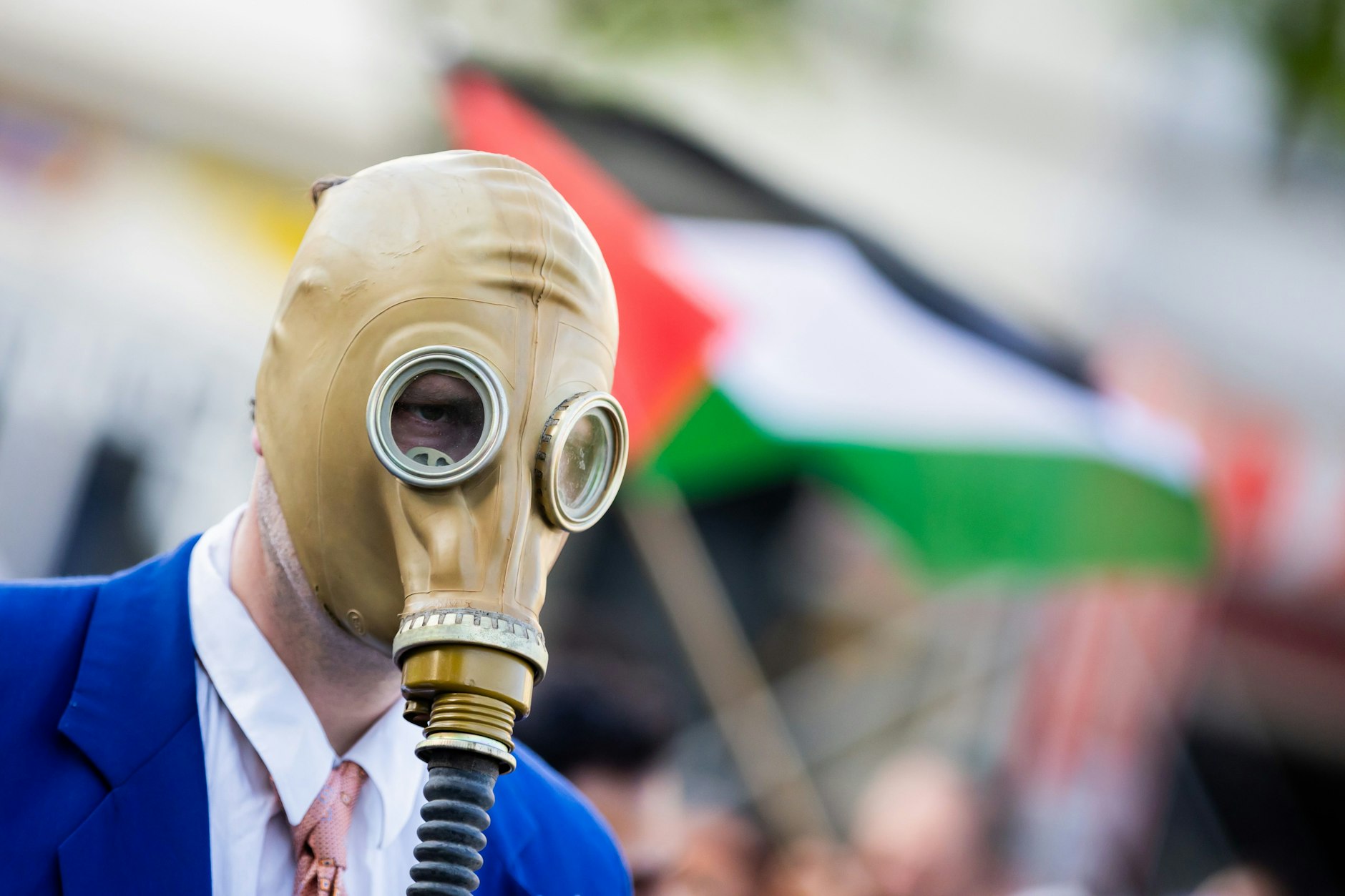 Ein Teilnehmer mit Gasmaske nimmt bei einer Demonstration linker Gruppen unter in Wedding teil.