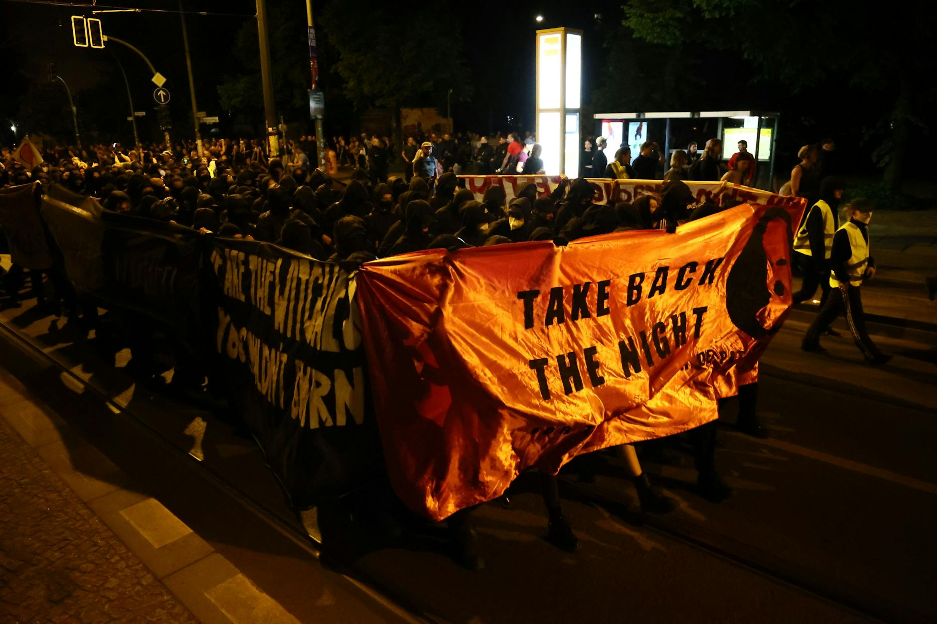 Die Demonstration „Take Back the Night“ wird gegen 23.30 Uhr auf der Warschauer Straße vorzeitig aufgelöst.