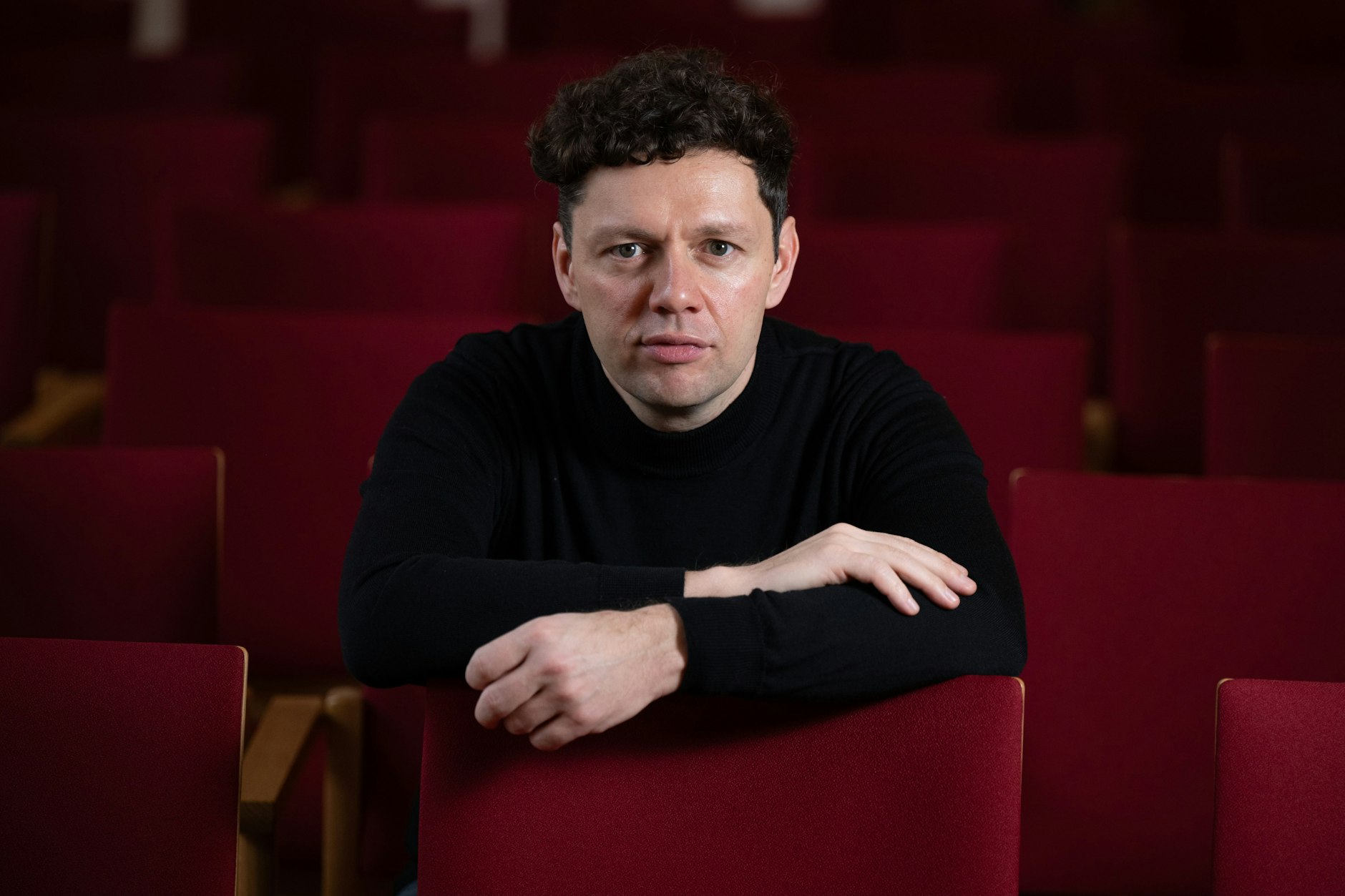Der deutsche Schauspieler und Sänger Christian Friedel sitzt am Rande einer Pressekonferenz im Kulturrathaus Dresden.