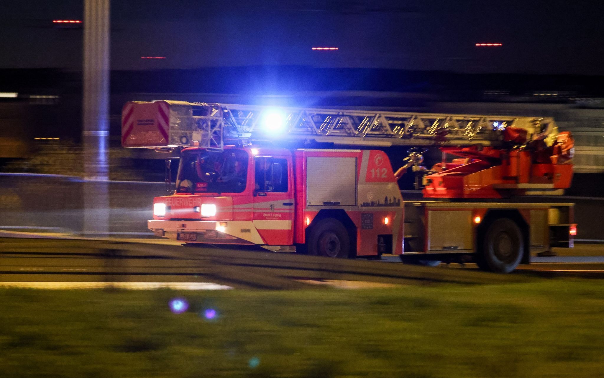 Marzahn-Hellersdorf: Gerissene Stromleitung verursacht Brand auf Grünfläche