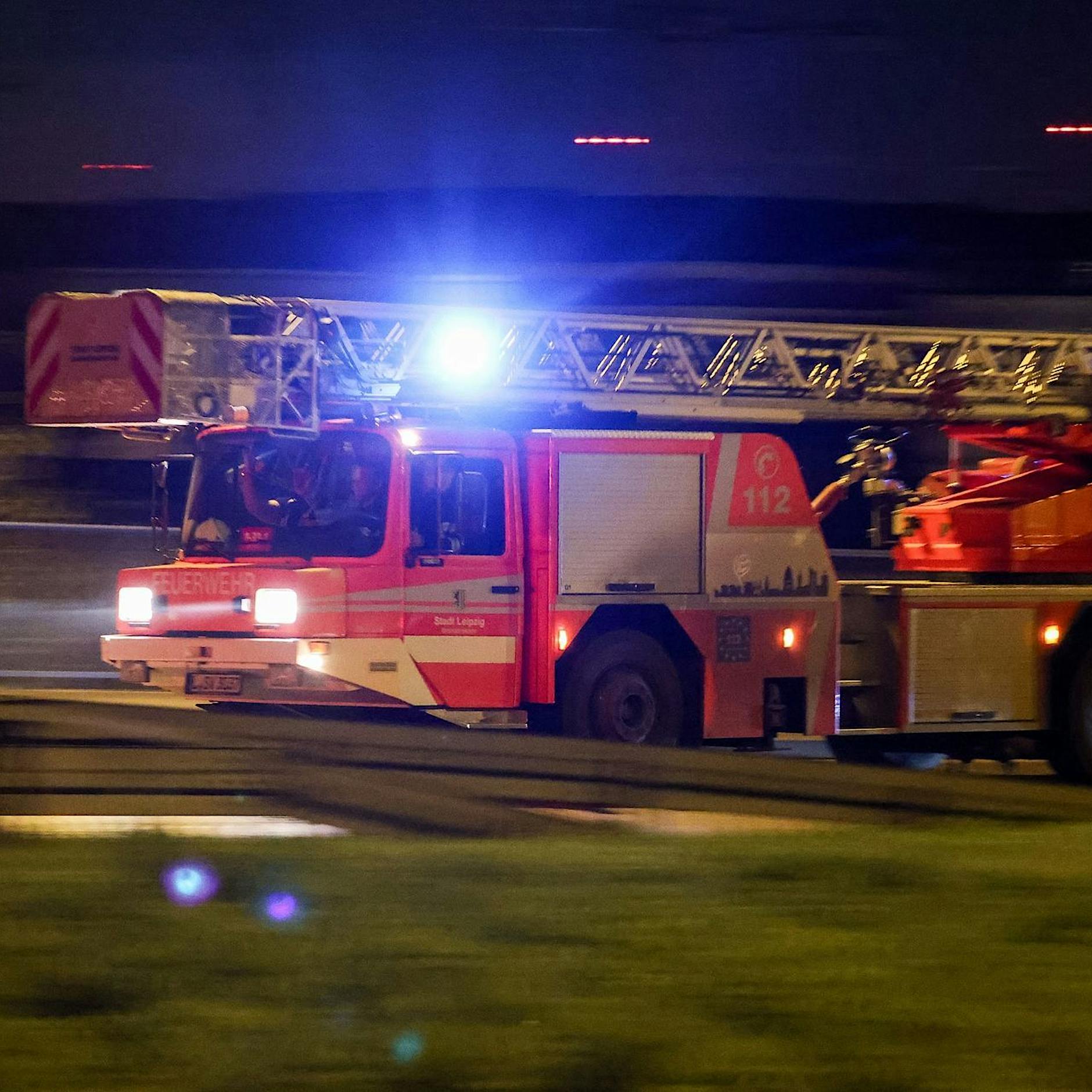 Marzahn-Hellersdorf: Gerissene Stromleitung verursacht Brand auf Grünfläche