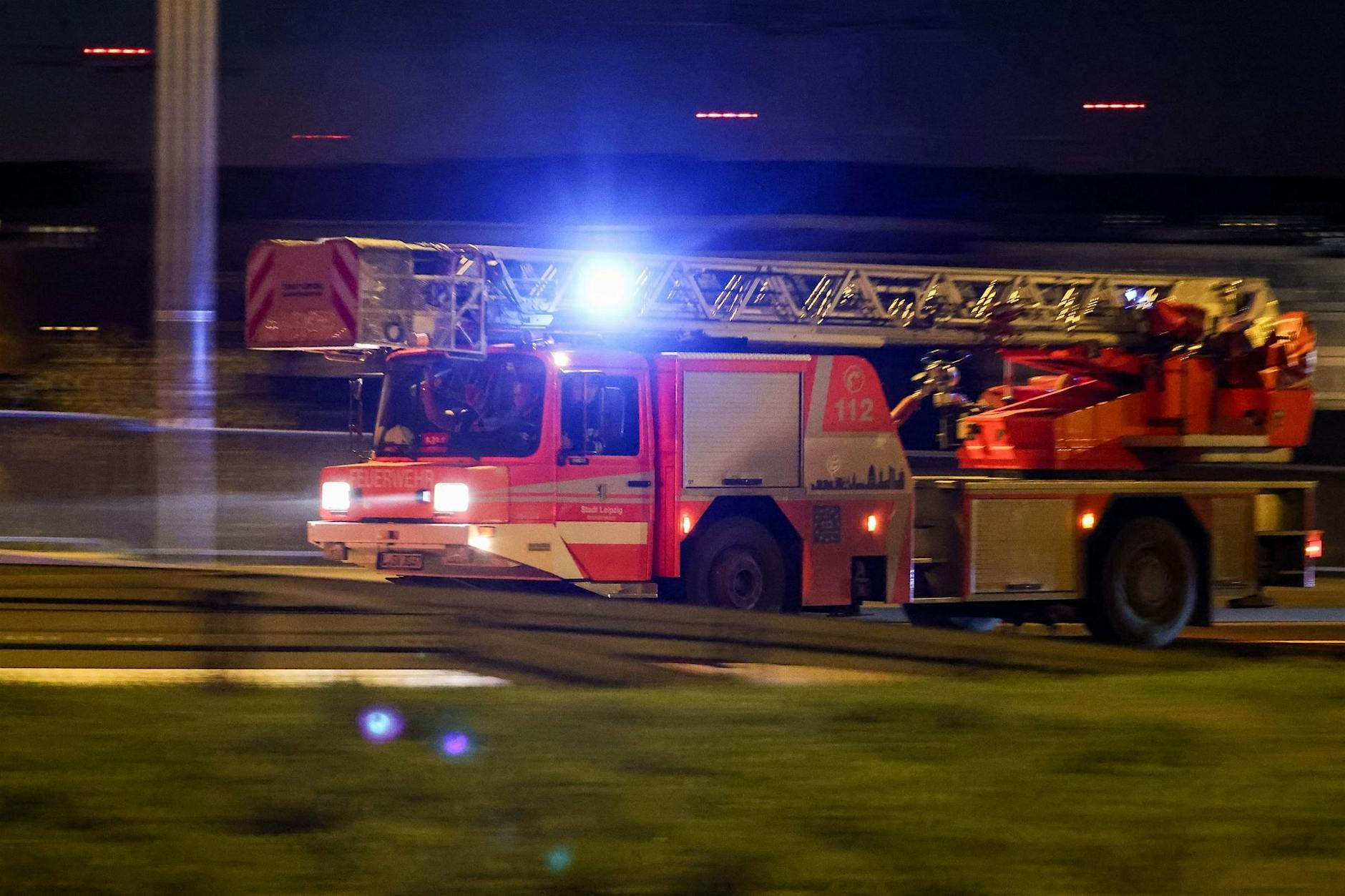 Marzahn-Hellersdorf: Gerissene Stromleitung verursacht Brand auf Grünfläche