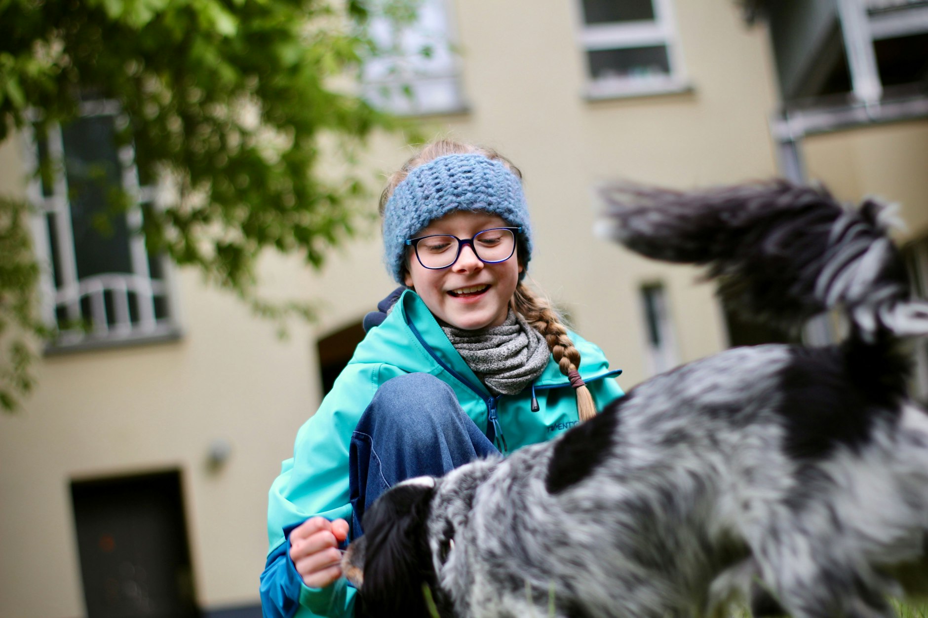 Ruby (9) mit ihrem Hund Billy. Die Wahl zum Hundeskanzler ist wieder in vollem Gang! Hundebesitzer können Bilder ihrer süßen Fellnasen ins Rennen schicken und diese mit etwas Glück zum schönsten Hund Deutschlands krönen lassen. Die Fotoaktion Hundeskanzler erfreut sich seit Jahren großer Beliebtheit.