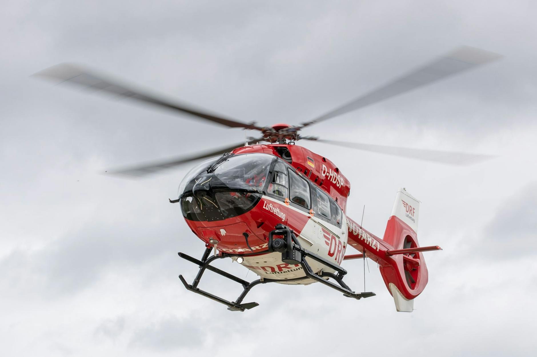 ARCHIV - Ein Rettungshubschrauber der DRF-Luftrettung startet zu einem Einsatz.
