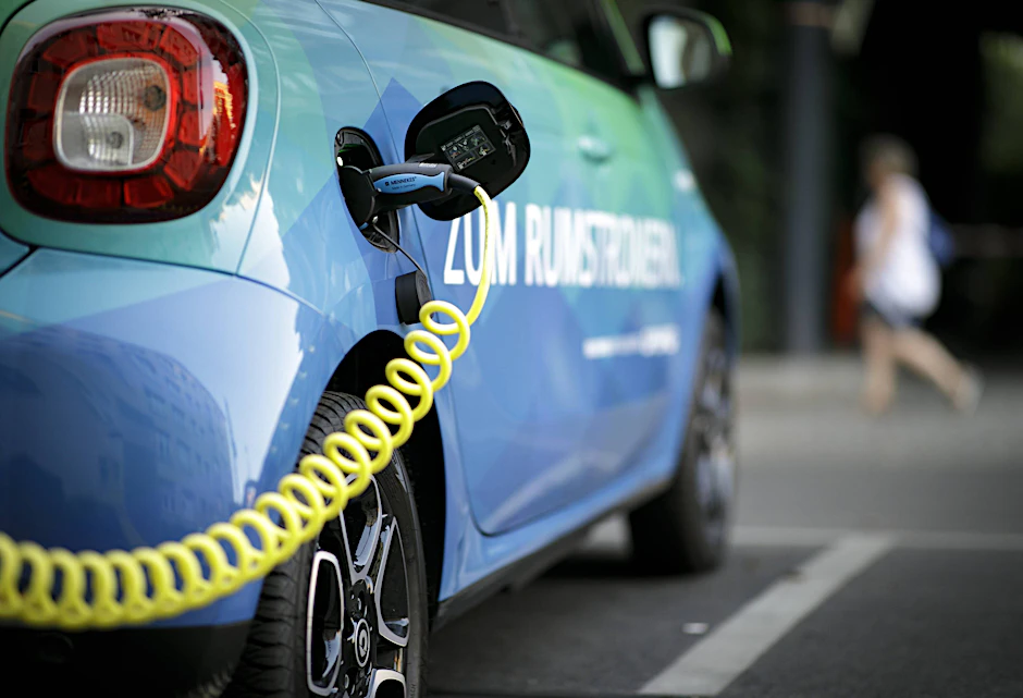 Ein Elektroauto wird an einer Ladestation geladen.