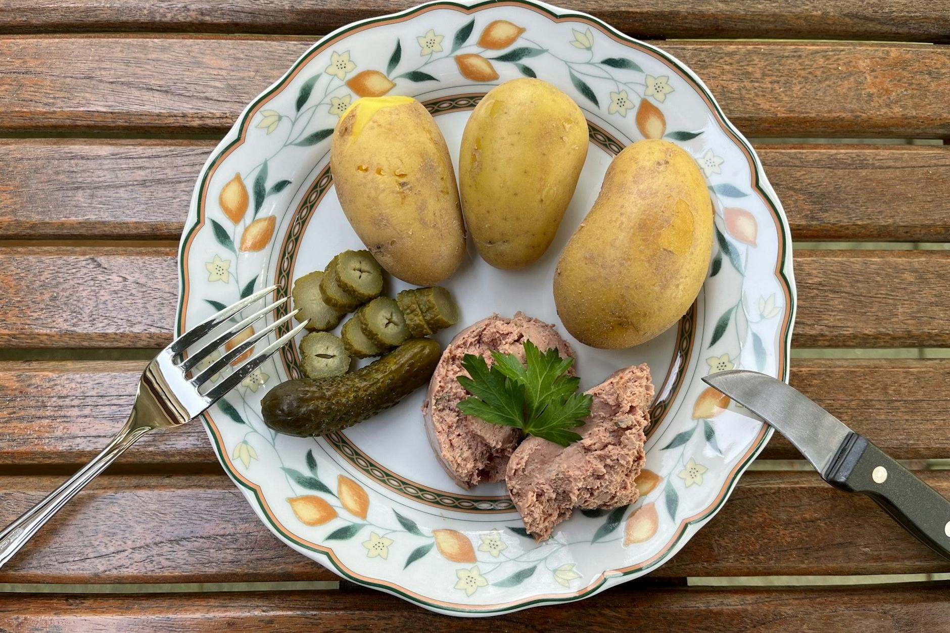 Deftig! Pellkartoffeln, Pommersche Grobe Gutsleberwurst und Spreewald Gurken. Das schnelle und leckere Rezept, das satt und glücklich macht.