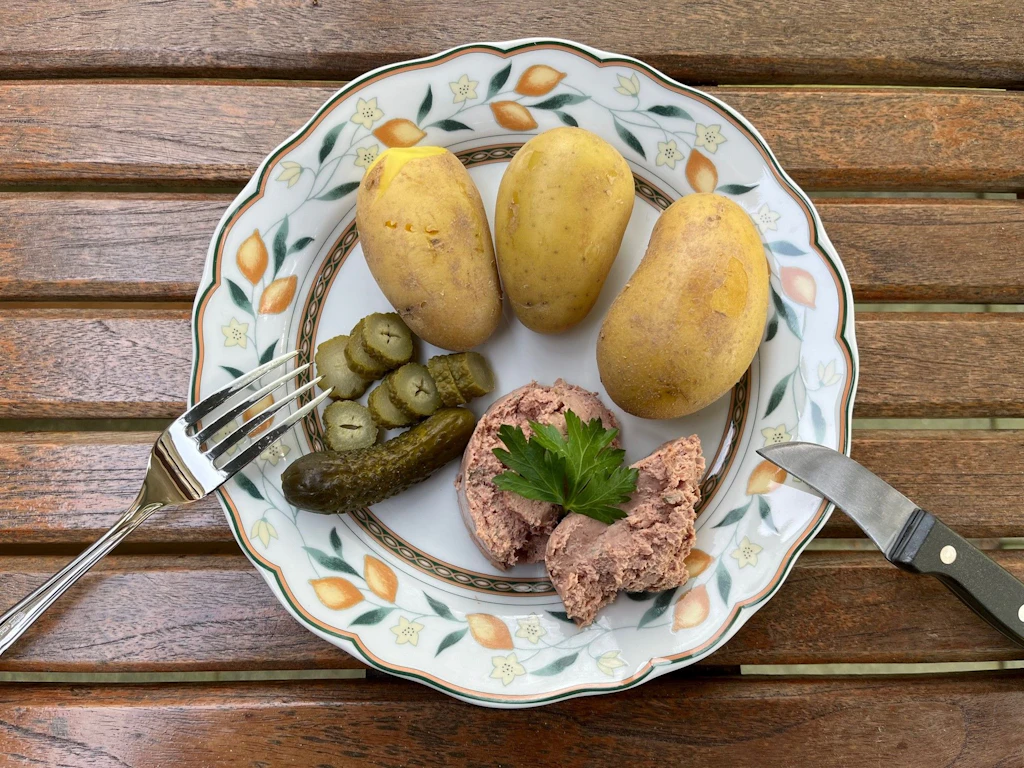 Deftiges Rezept: Pellkartoffeln, Pommersche Gutsleberwurst und Spreewaldgurken