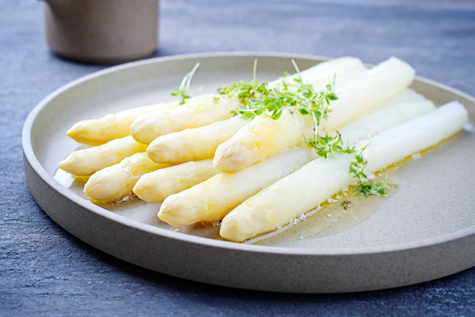 Probieren Sie das Rezept für Spargel aus Ofen oder Heißluftfritteuse gleich mal aus.