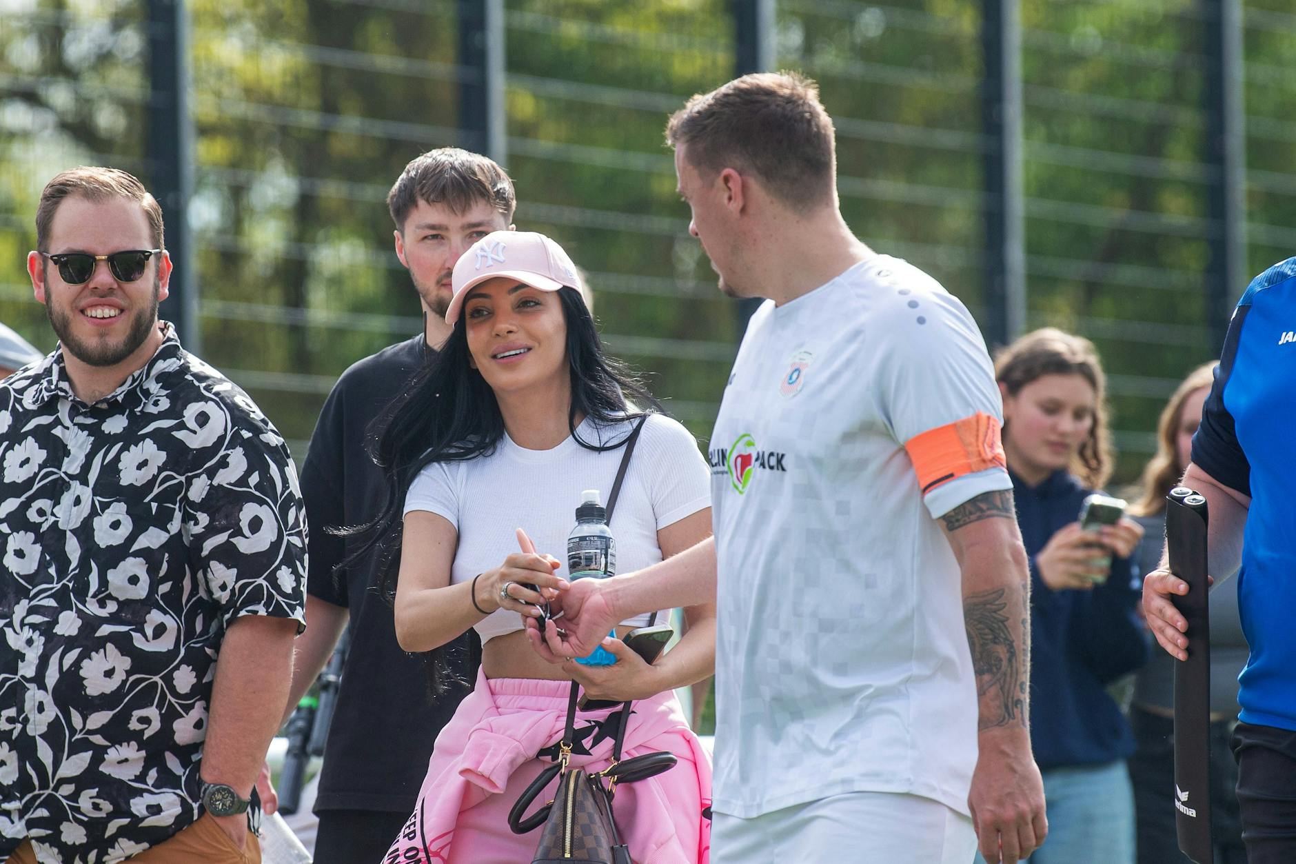 Dilara und Max Kruse (M. u. l.) bei ihrem gemeinsamen Ausflug nach Berlin-Spandau