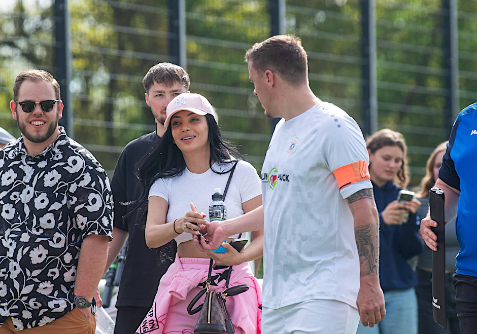 Dilara und Max Kruse (M. u. l.) bei ihrem gemeinsamen Ausflug nach Berlin-Spandau