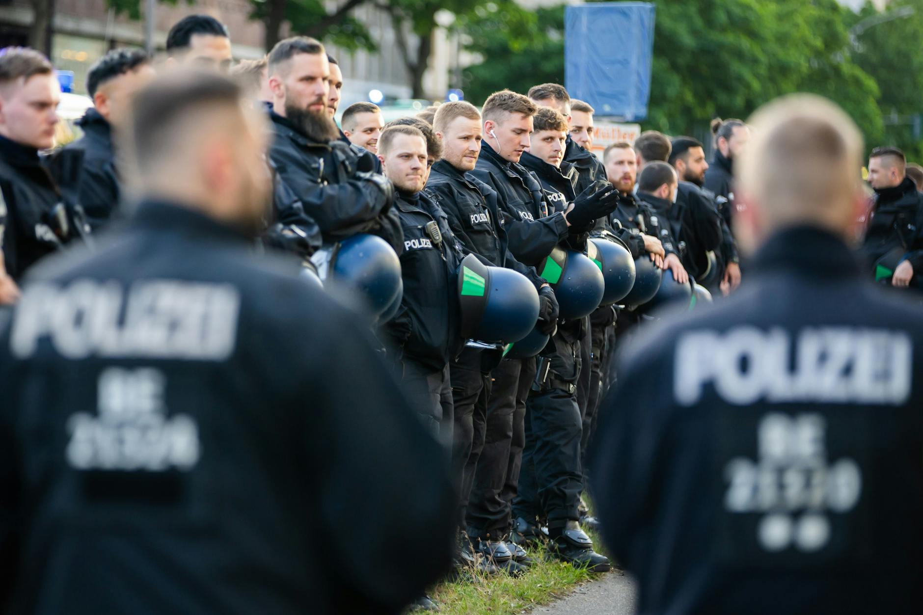 Polizisten sichern den Zug einer Demonstration linker Gruppen unter dem Motto „Für Frieden und soziale Gerechtigkeit“.