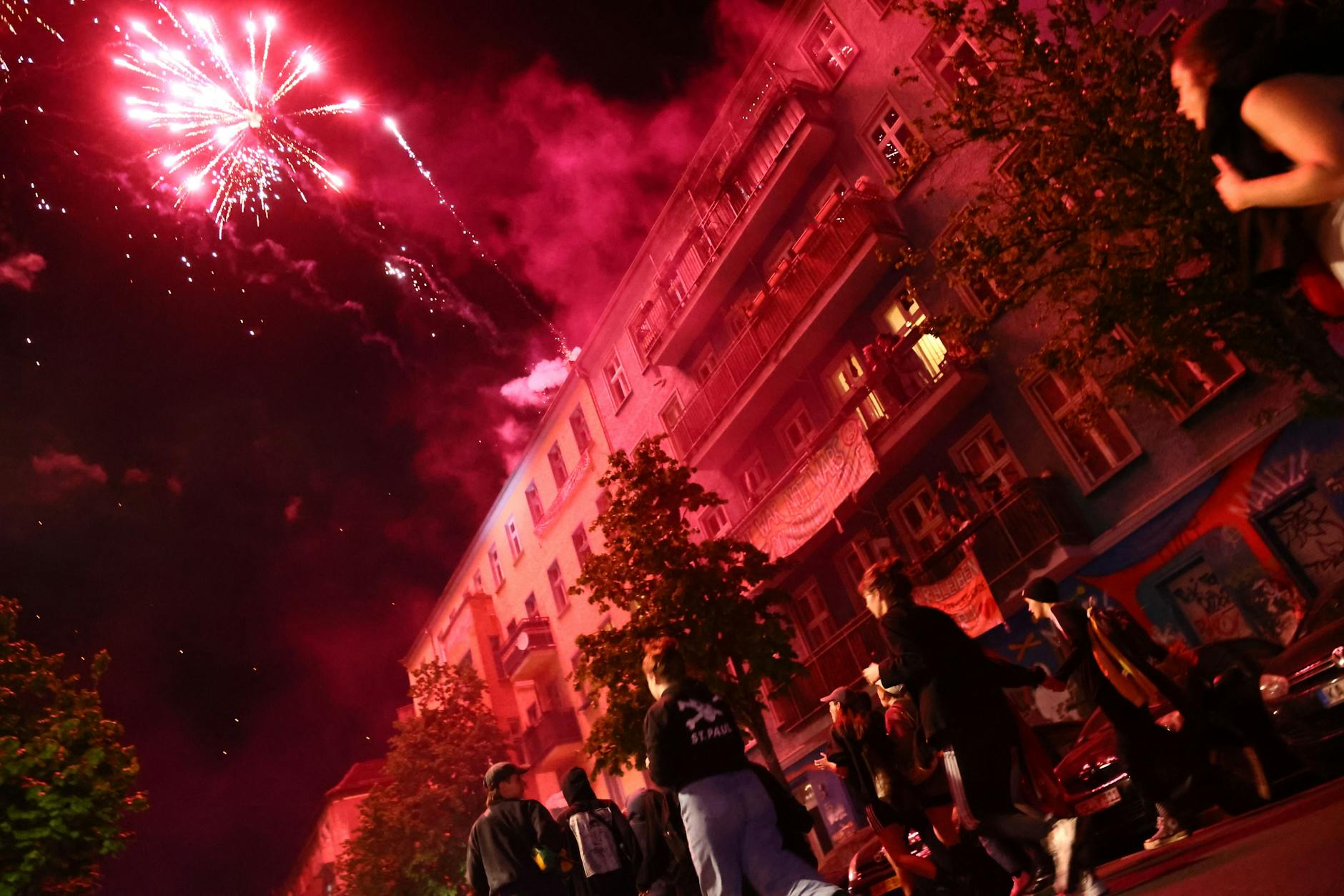 Bei der Demonstration „Take Back the Night“ wird Pyro gezündet.
