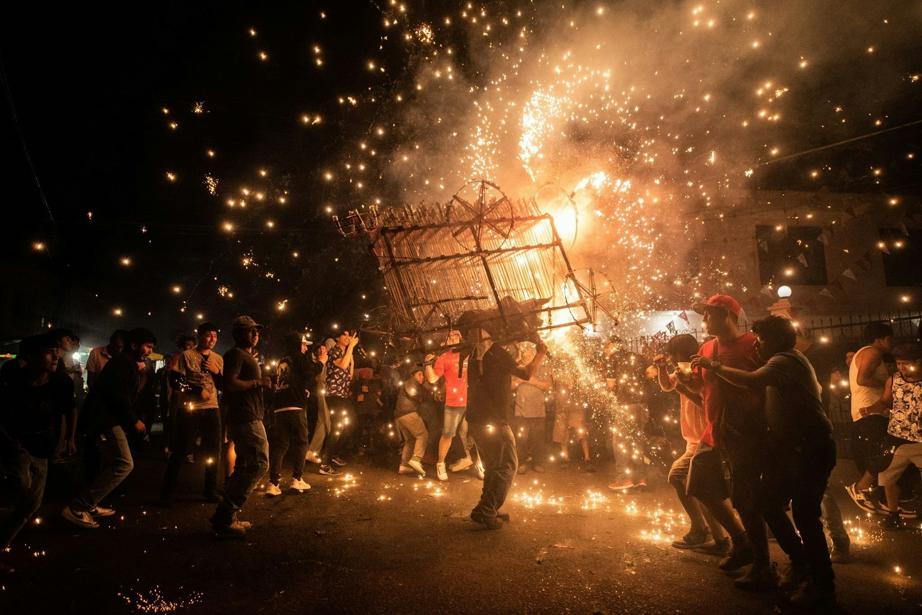 Feuerwerk wird während der Feierlichkeiten zu Ehren von San Pedro de Verona in Veracruz in Mexiko gezündet.  MA Press Wire/dpa