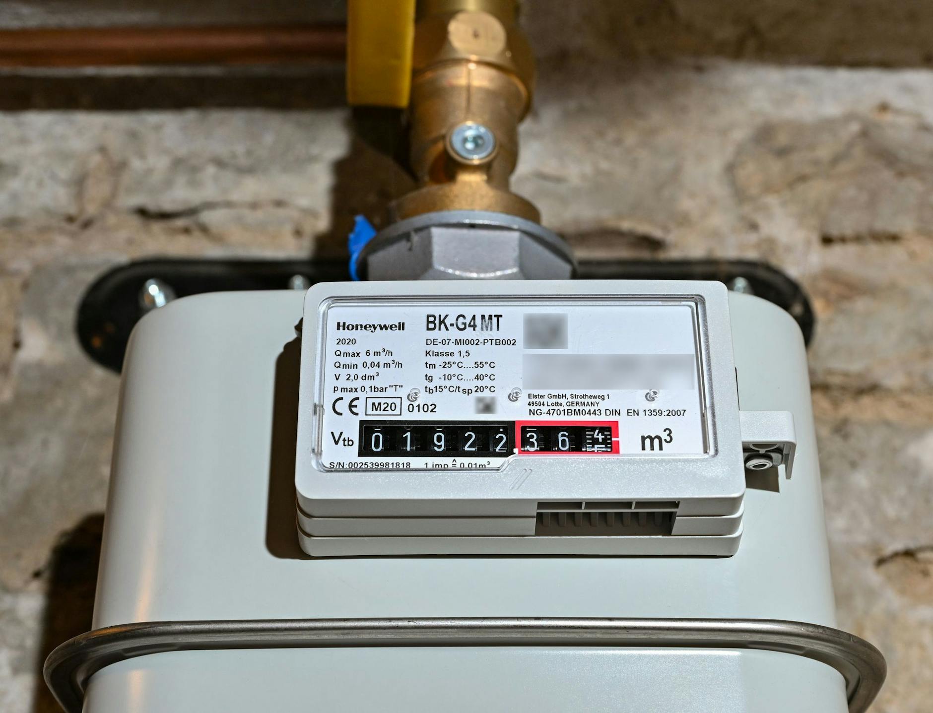 ARCHIV - Die Preise für Haushaltsenergie sanken im April um 1,2 Prozent - trotz des Auslaufens der temporären Mehrwertsteuersenkung für Gas und Fernwärme.